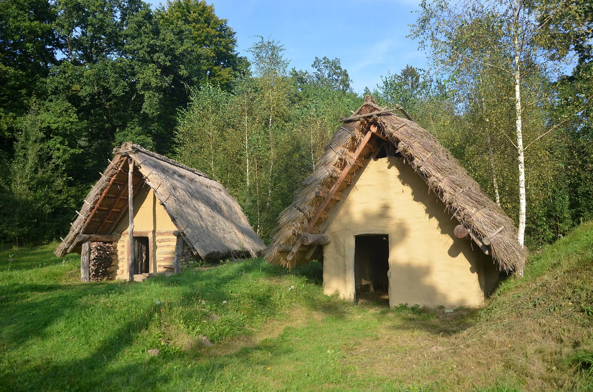 Photo showing: Rekonstruierte Eisenzeit-Hütte im keltischen Dorf am San in Sanok