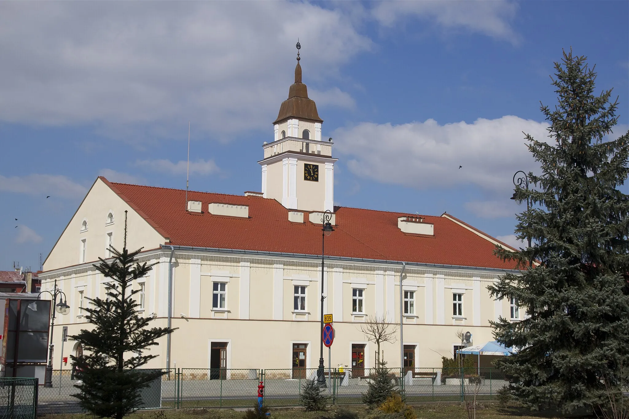 Photo showing: Ratusz w Sieniawie - siedziba Urzędu Miasta i Gminy Sieniawa (Widok obecny od 2012 roku, gdy odbudowano dawną wieżę zegarową)
