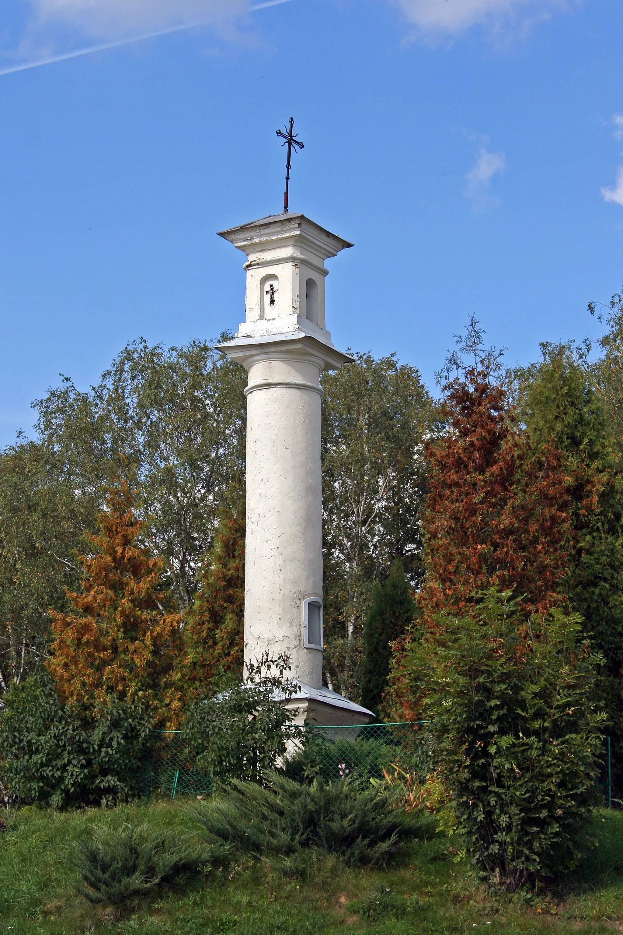 Photo showing: Obelisk z krzyżem na mogile Konfederatów barskich w Brzozowie.