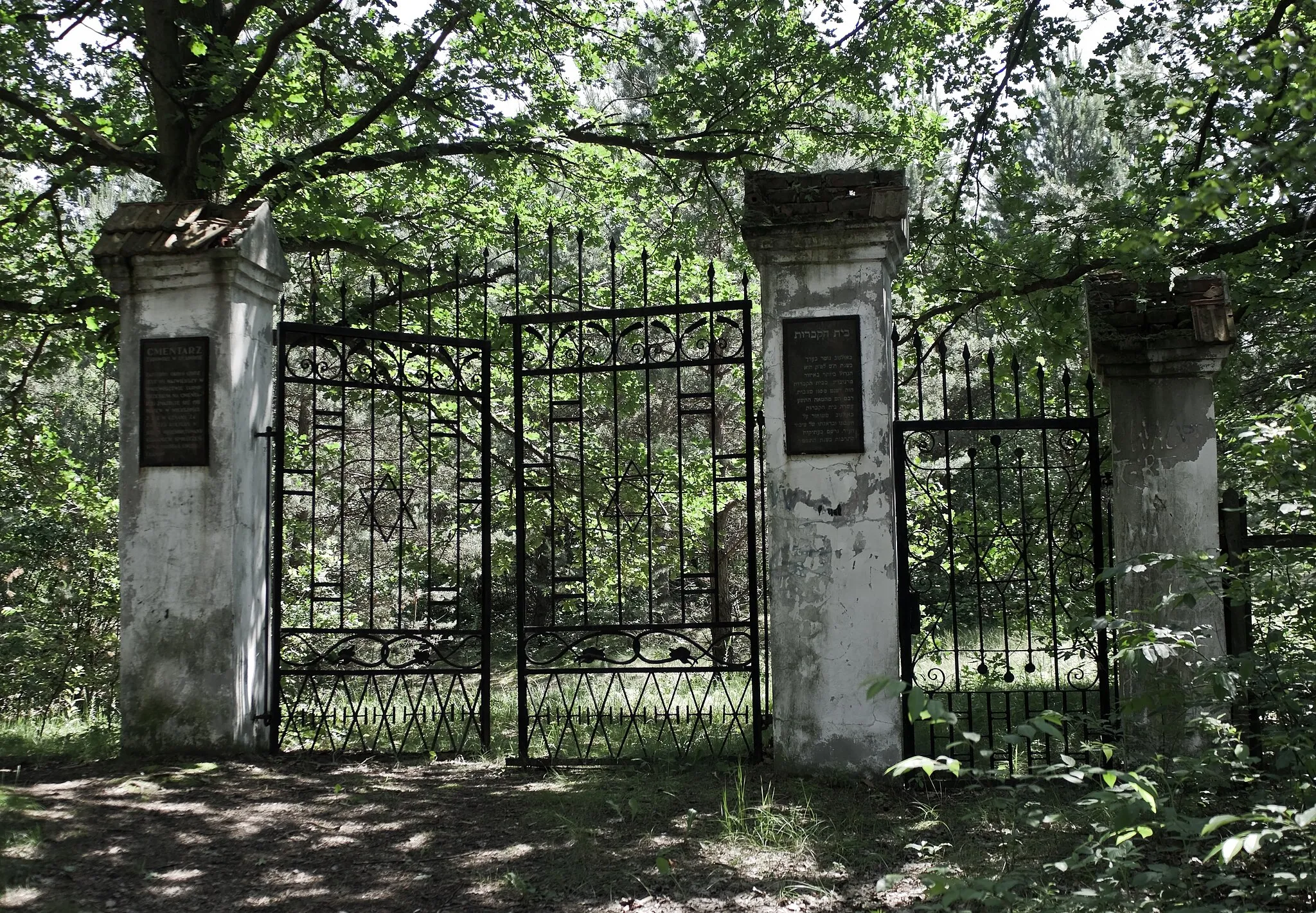 Photo showing: Jewish cemetery in Ulanów - gate