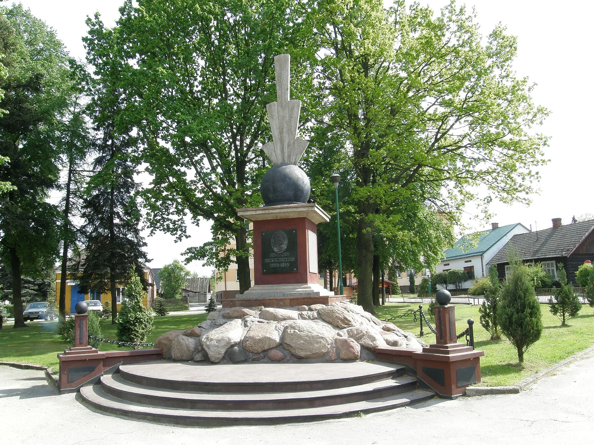 Photo showing: Żołynia, skwer przy ul. Mickiewicza - monument upamiętniający Adama Mickiewicza