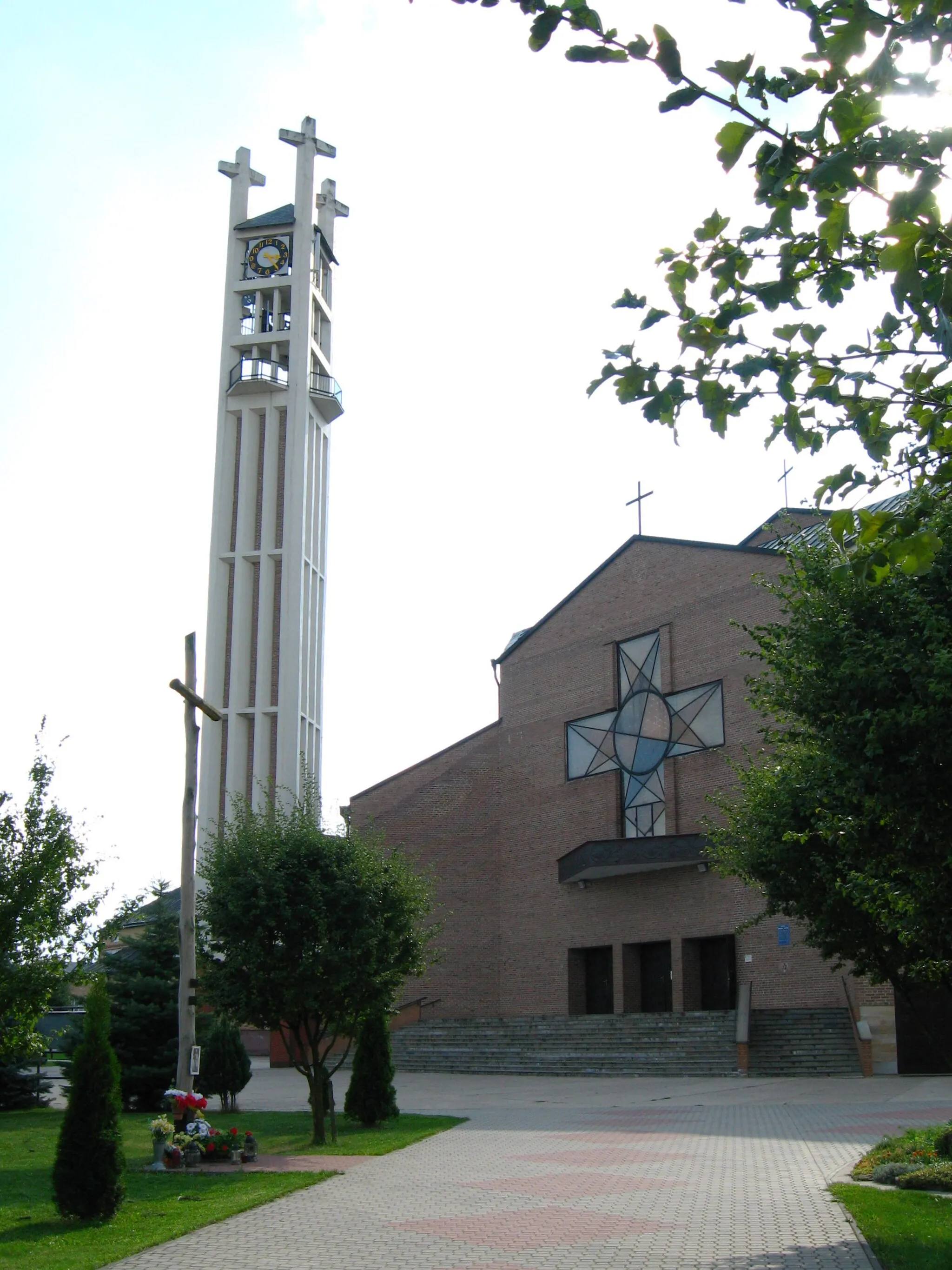 Photo showing: Roman–catholic church of Holy Cross, from 1989