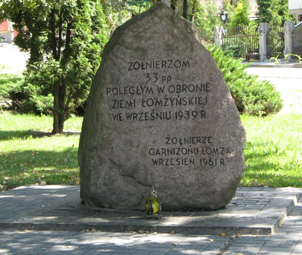 Photo showing: 33rd Regiment Infantry monument in Piątnica Annotation on the monument: In memory of 33rd Regiment Infantry soldiers who died in defence of Ziemia Łomżyńska on September 1939. Soldiers of Łomża Garrison, September 1961.