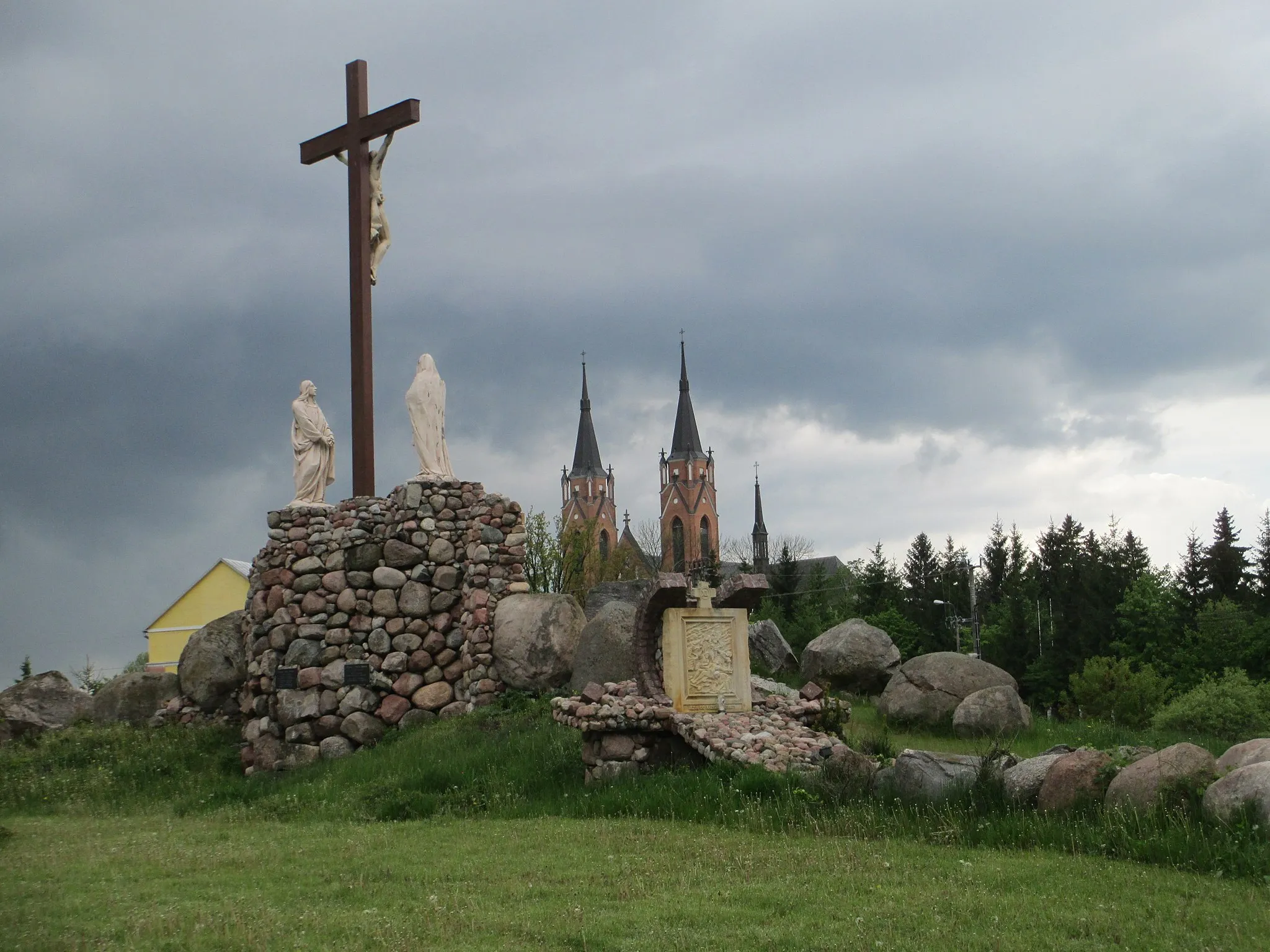 Photo showing: Droga krzyżowa z Kościołem Parafialnym pw. NMP w Rajgrodzie
