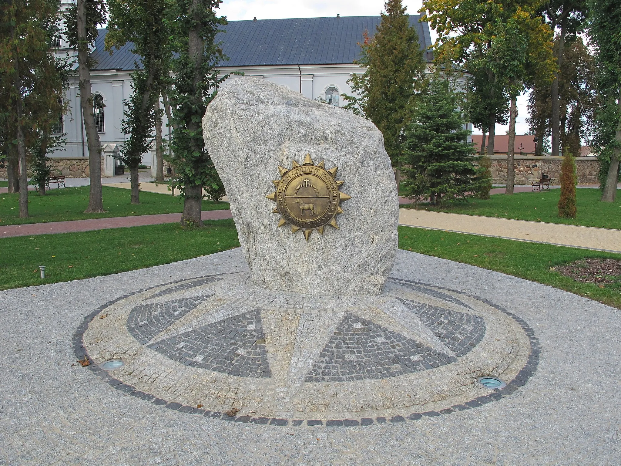 Photo showing: Boulder symbolizing Suchowola geographic centre of Europe being located at town park by Kościuszki sq. street in Suchowola, gmina Suchowola, podlaskie, Poland