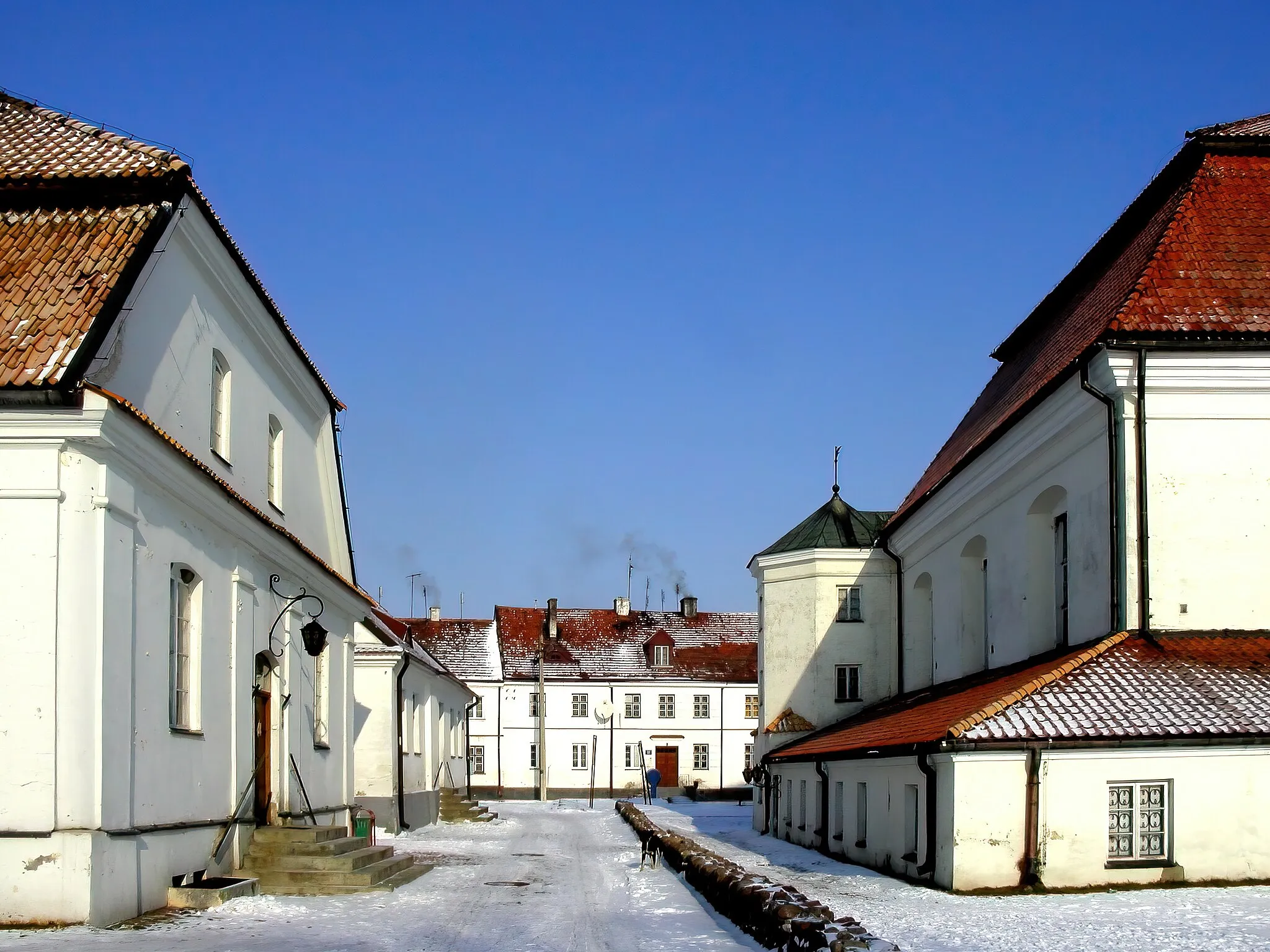 Photo showing: Small Market Square in Tykocin - Piłsudski st.; On the right, the Great Synagogue - condition from 2006, before renovation and color change; On the left, the Talmudic House