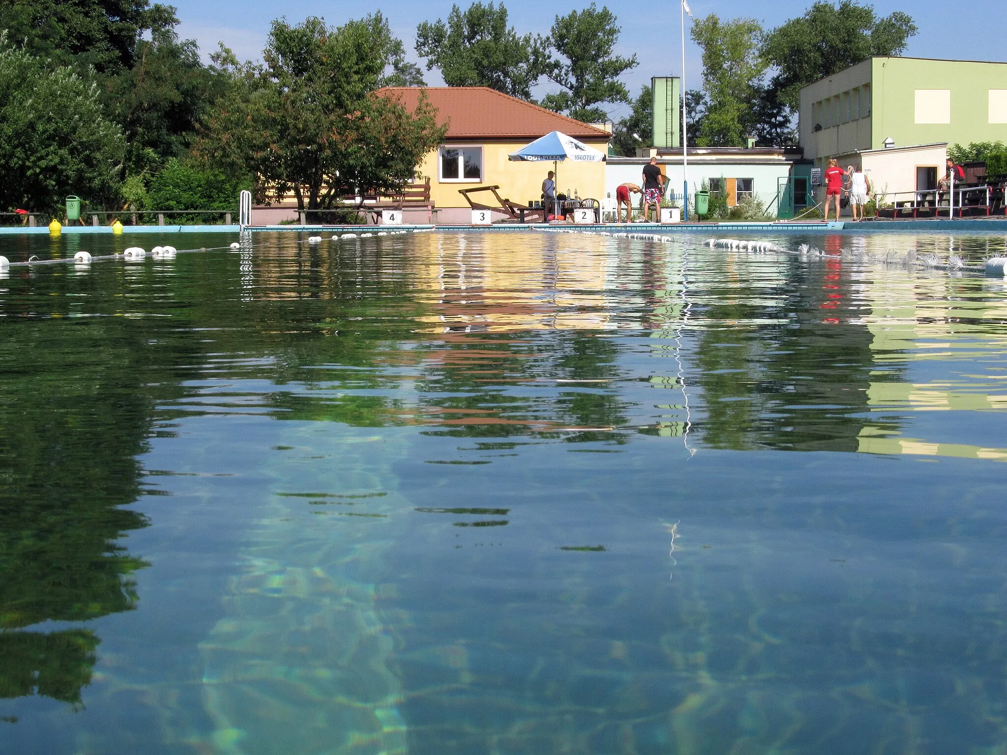 Photo showing: Basen o długości 50 metrów, powstał przy udziale byłej ZPP (Zakładu Płyt Pilśniowych) w Czarnej Wodzie. Jest wykorzystywany jako kąpielisko oraz do zawodów sportowych.