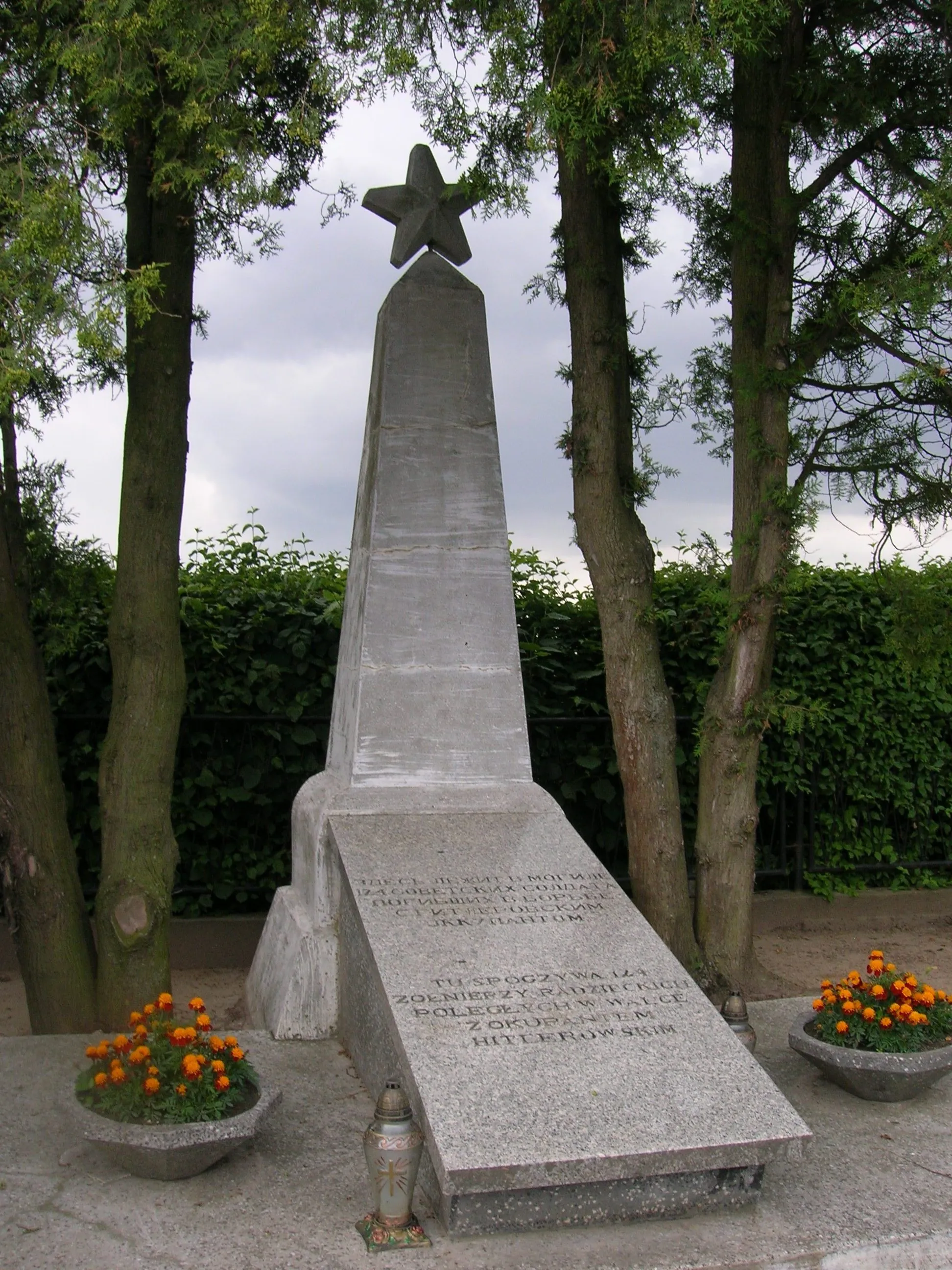 Photo showing: Cmentarz żołnierzy niemieckich i radzieckich  poległych podczas walk o pomorze w końcowym etapie II wojny światowej w Mrzezinie.