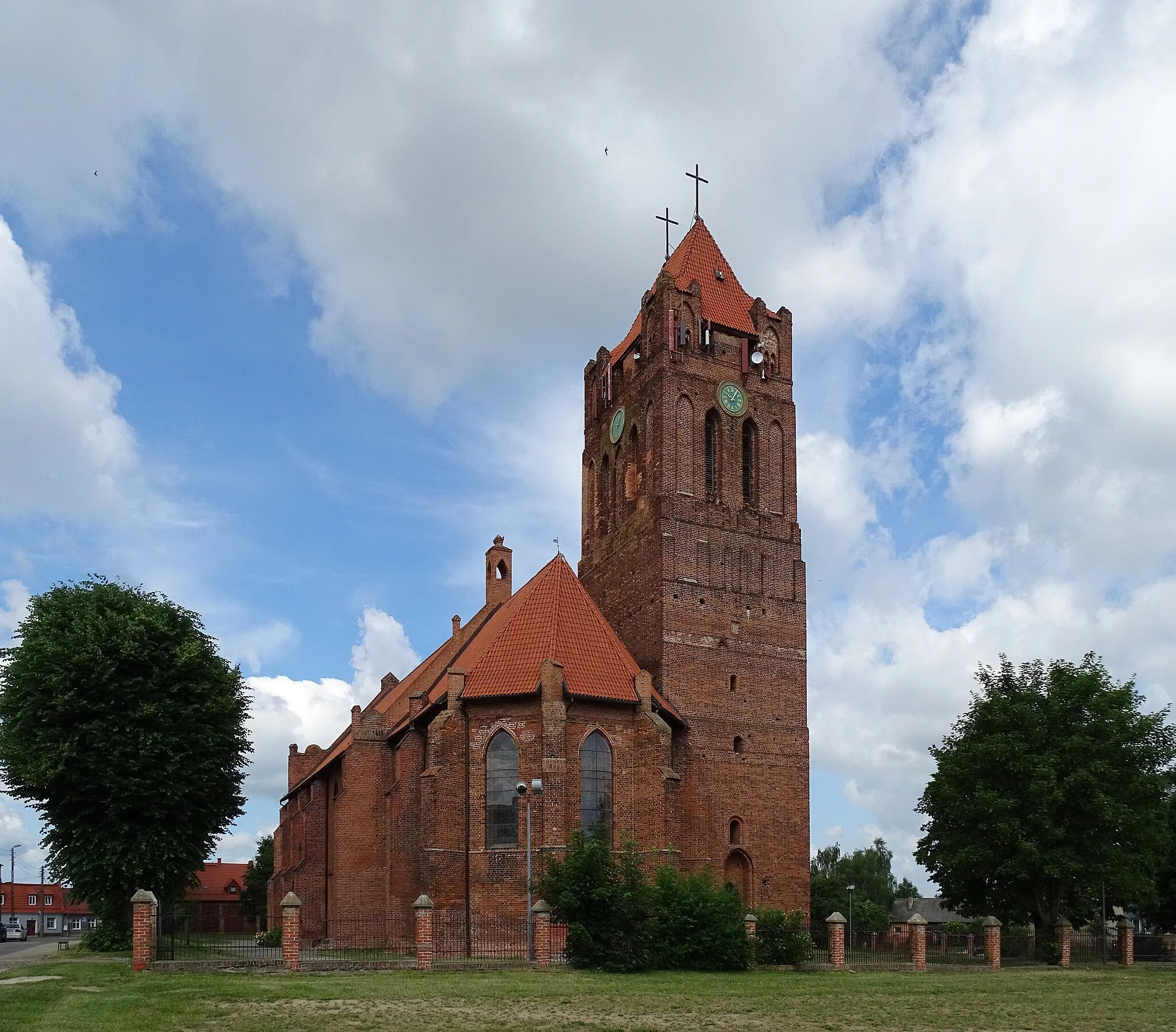 Photo showing: Prabuty, Poland, church of Saint Adalbert from the turn of the 14th and 15th centuries (later rebuilt), burned down in 1945 by the Soviets, remained in a state of ruin, rebuilt in 1980-1983.