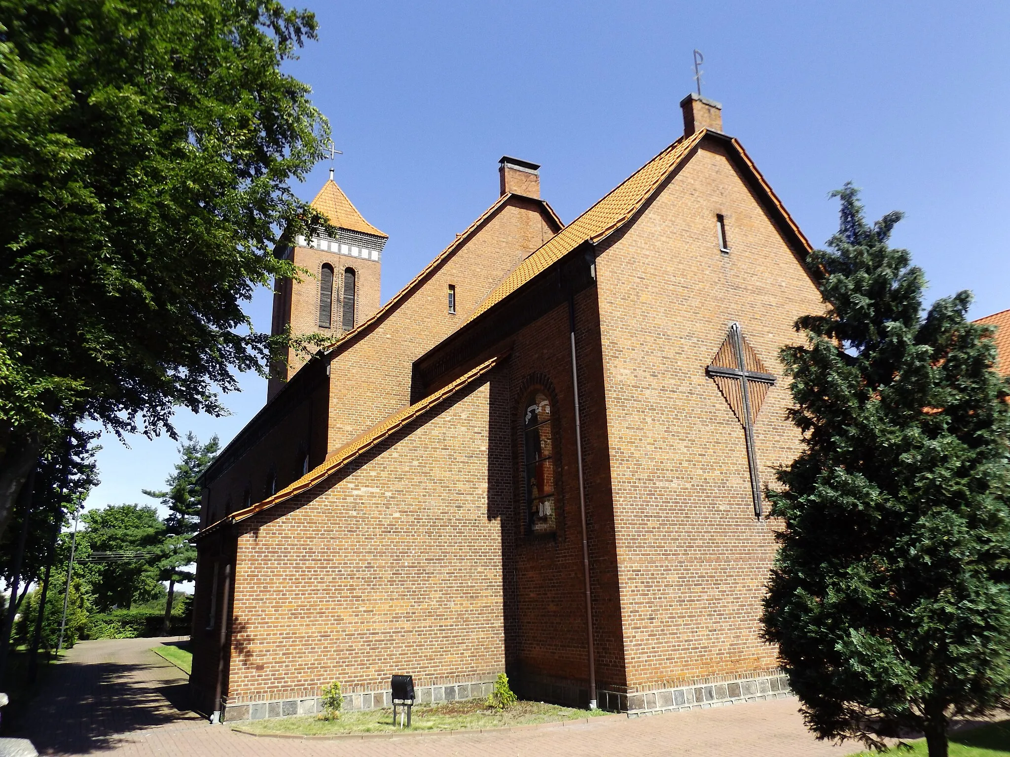 Photo showing: Pszczółki, ul. Kościelna 2 - rzymskokatolicki kościół parafialny pw. Najświętszego Serca Pana Jezusa, 1929-1932.