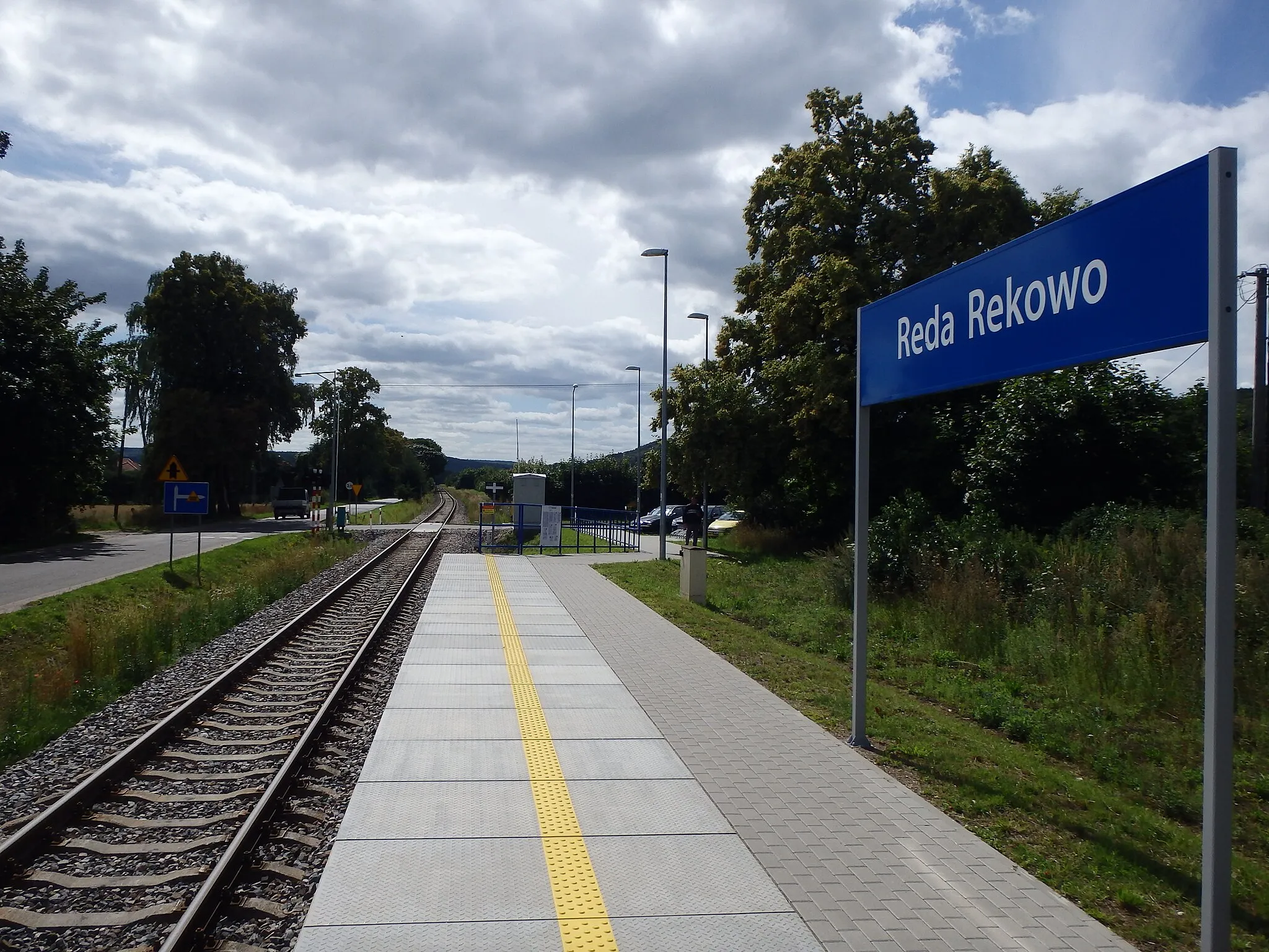 Photo showing: przystanek Reda Rekowo, peron - widok na szlak w kierunku Redy