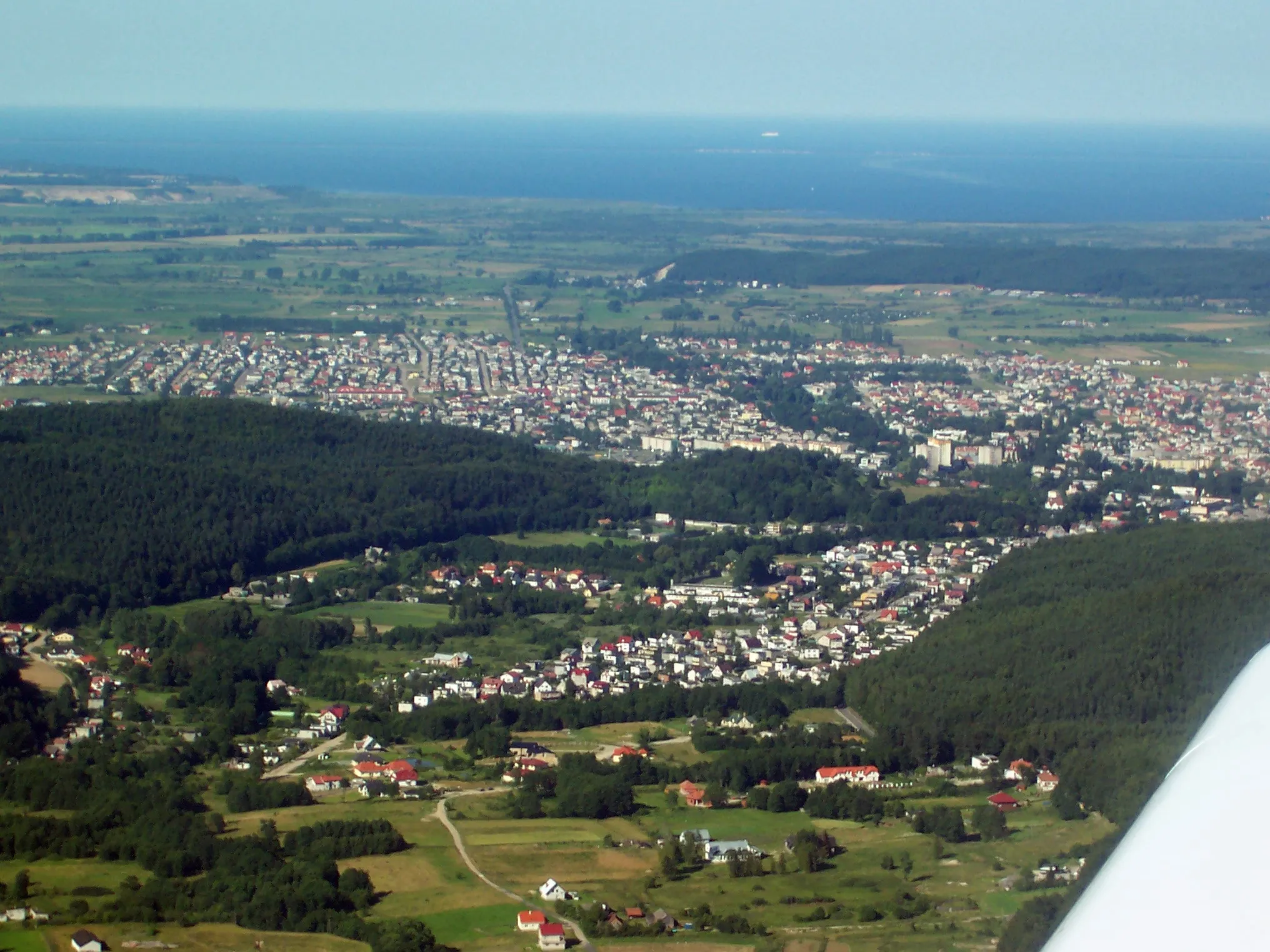 Photo showing: Rumia z lotu ptaka w 2004 roku. Na pierwszym planie ul. Łąkowa w dzielnicy Szmelta. W dalekim tle widać prom StenaLine idący za Półwyspem Helskim.