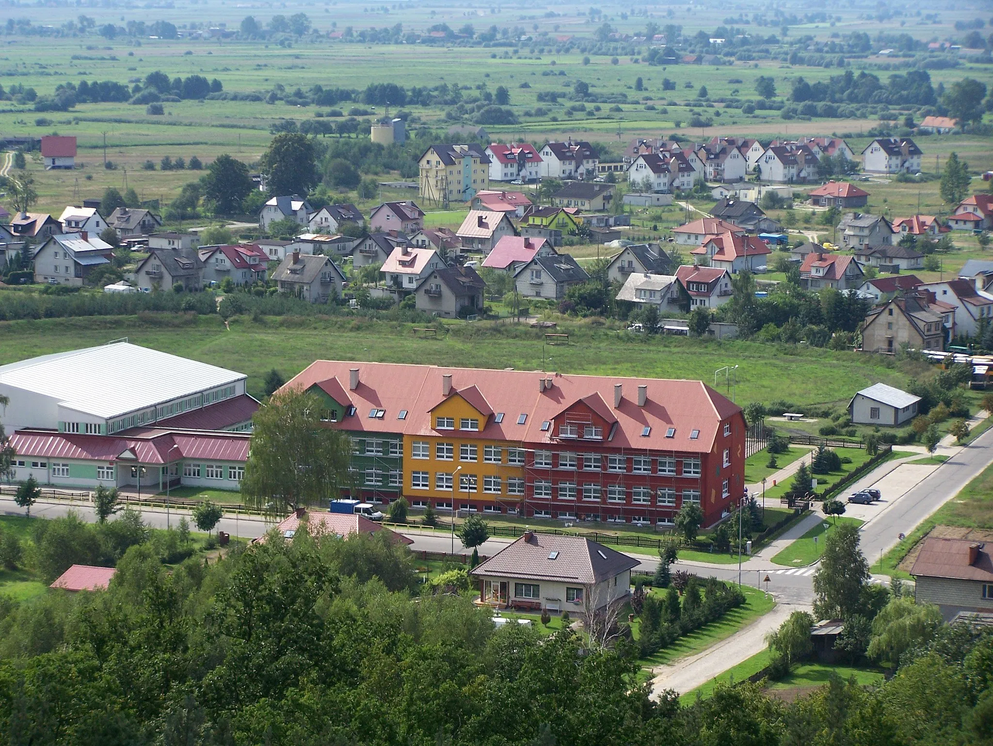 Photo showing: Widok z Wieży w Sadlinkach na szkołę i osiedle.