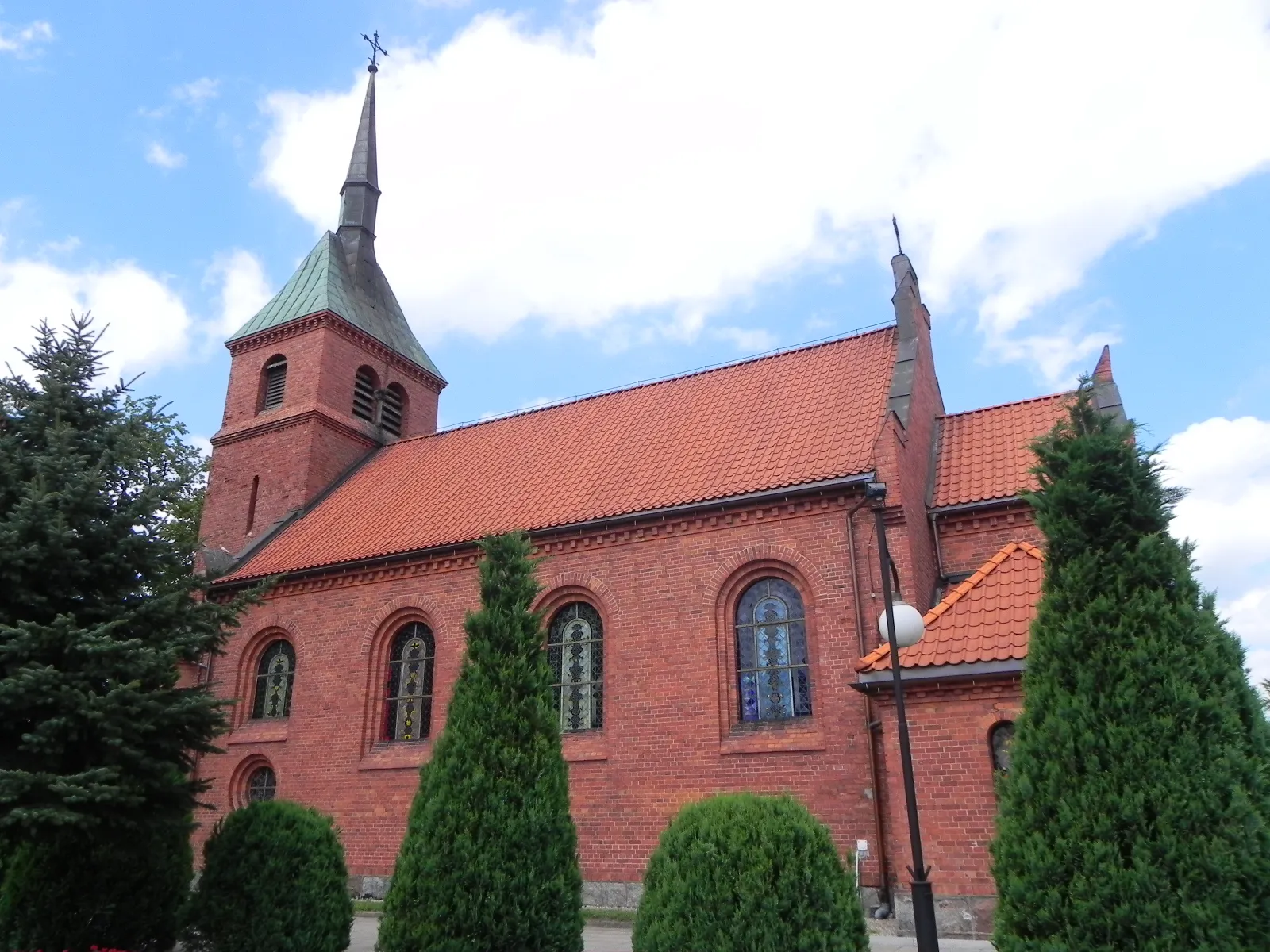 Photo showing: Sierakowice, ul. Kartuska 25a - dawny kościół ewangelicki, obecnie rzymskokatolicki parafialny pw. św. Jana Chrzciciela, 1890.