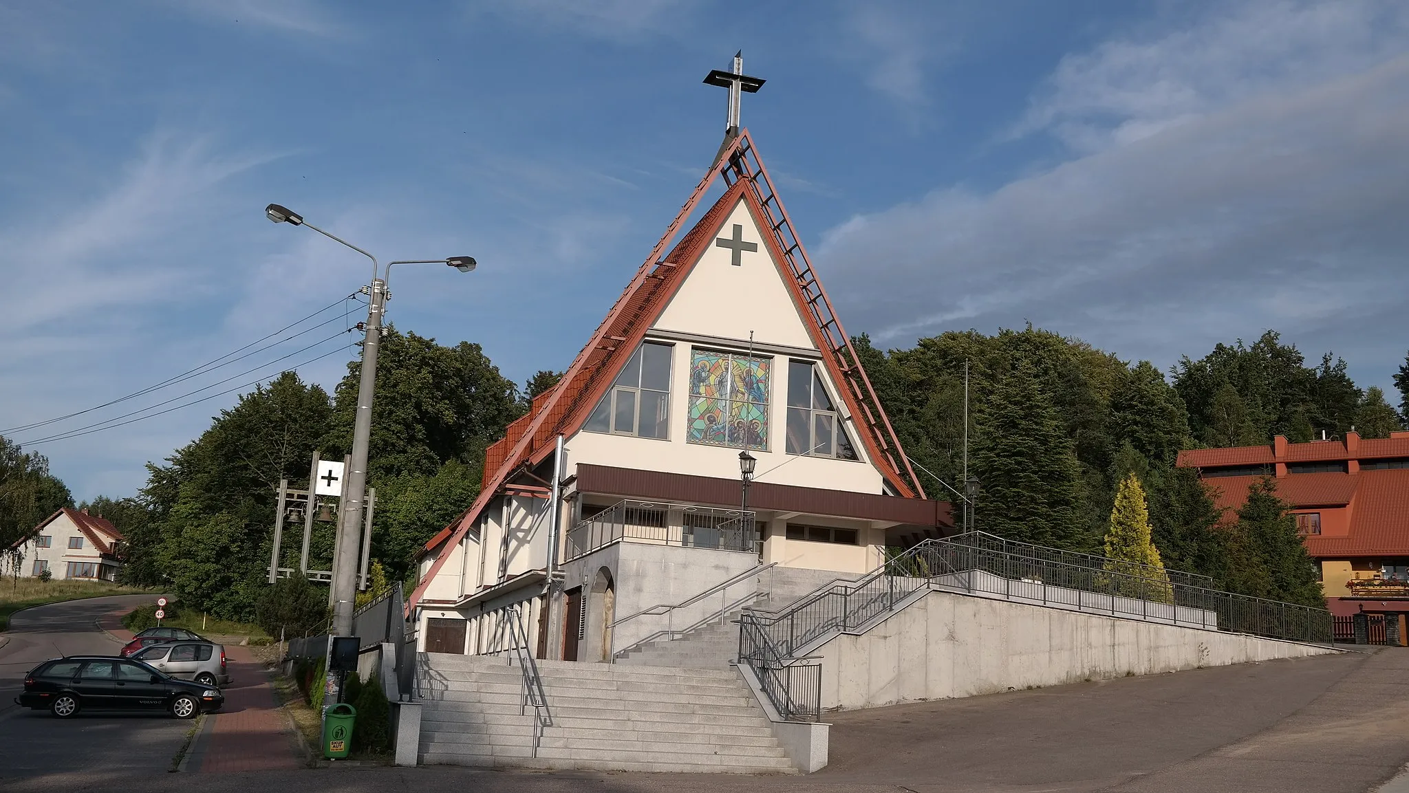 Photo showing: Kościół w Somoninie wraz z plebanią po prawej stronie.