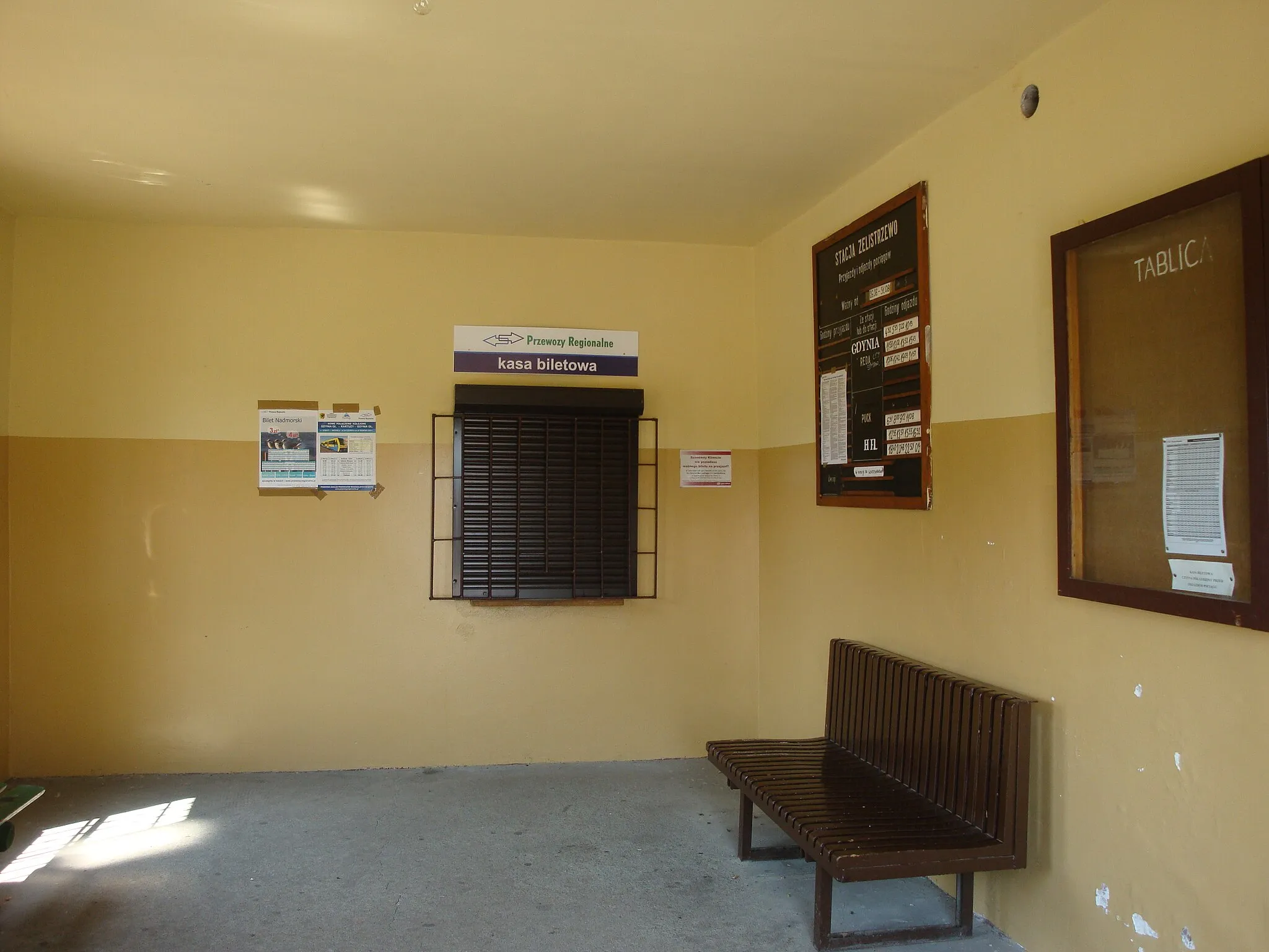 Photo showing: Train station in Żelistrzewo, Gmina Puck, Poland. Line 213. Waiting room and ticket booth