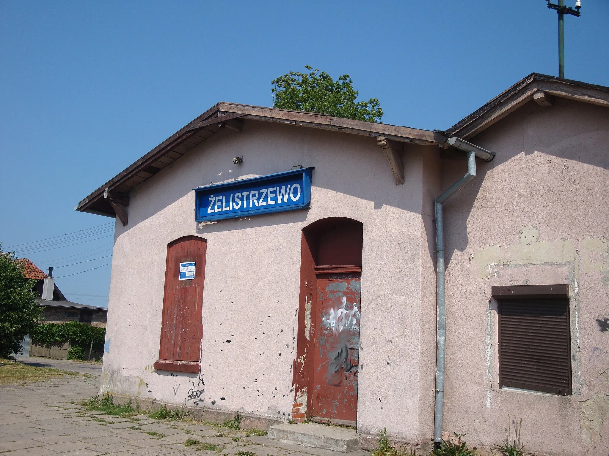 Photo showing: Train station in Żelistrzewo, Gmina Puck, Poland. Line 213. Grafitti removed from original file