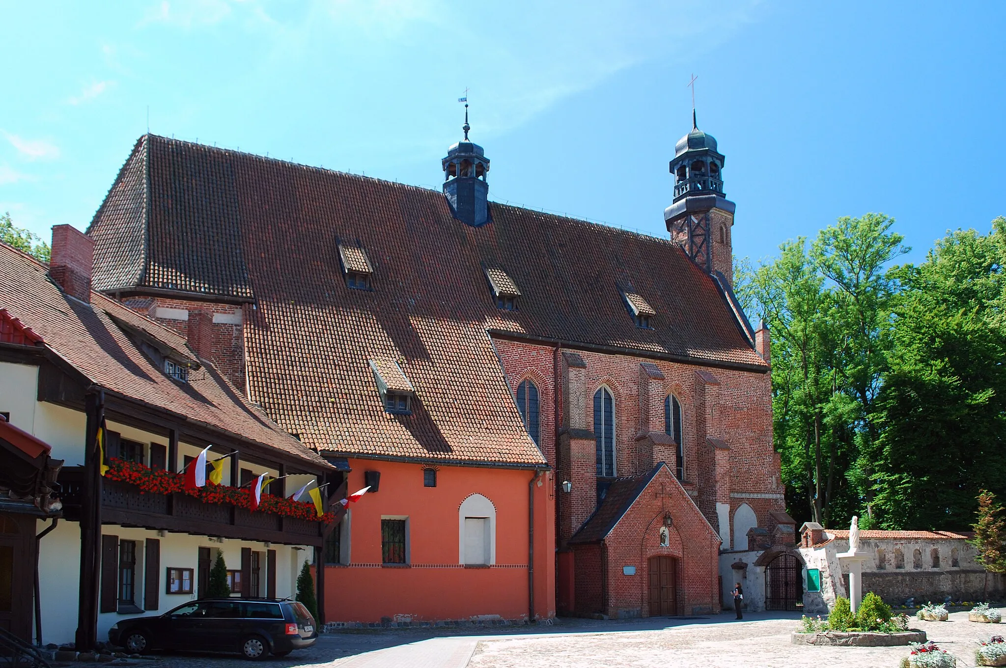 Photo showing: Koścół Wniebowzięcia Marii Panny w Żukowie od strony dziedzińca klasztornego.
