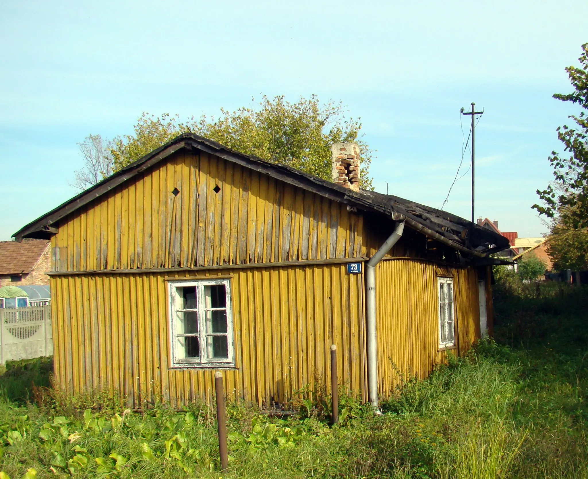 Photo showing: Drewniany dom w Hucie Starej B przy ulicy Głównej 73 z 1867 roku, najstarszy dom we wsi, wpisany na powiatową listę zabytków.