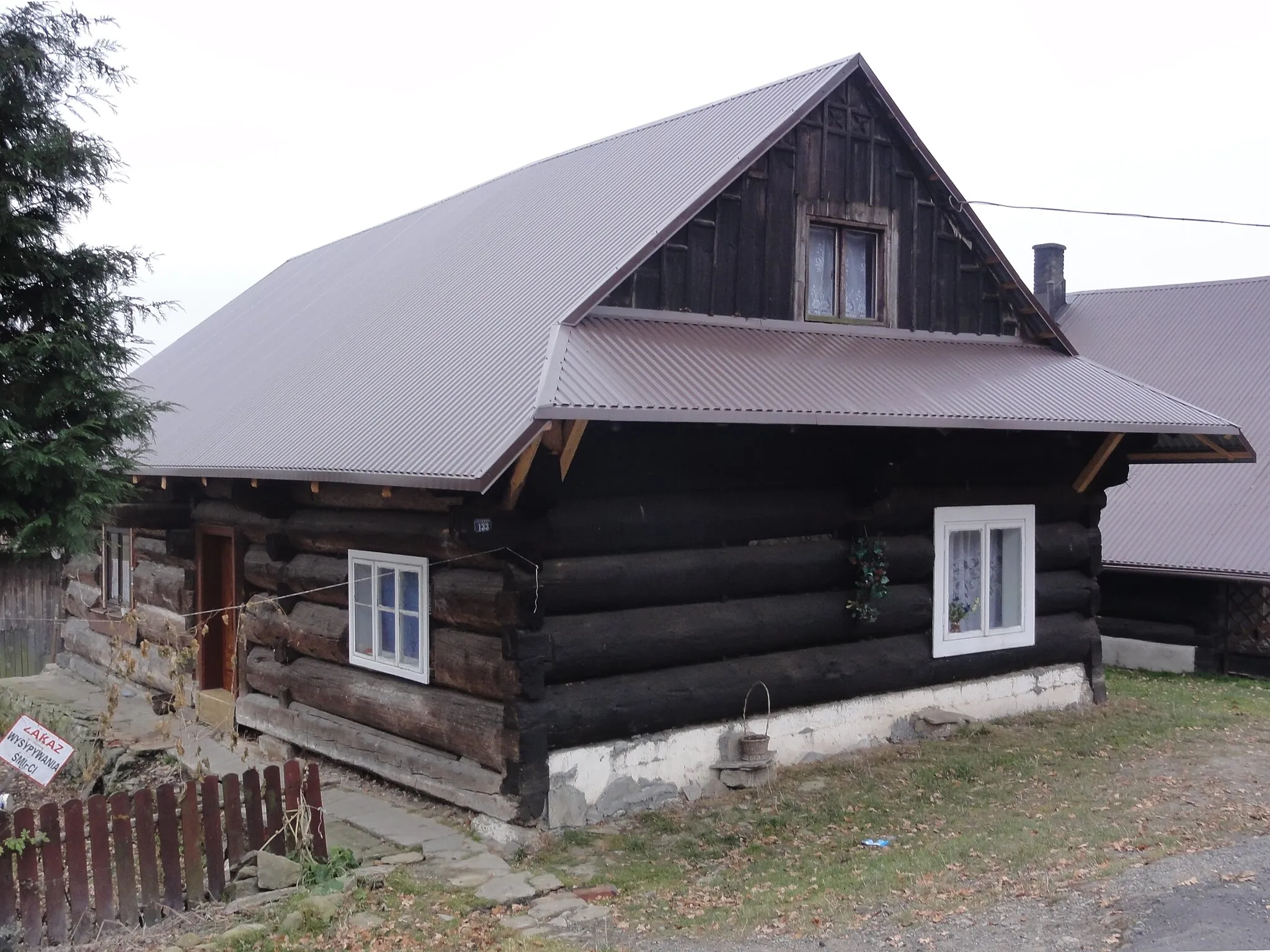 Photo showing: Zabytkowy drewniany dom w Istebnej (133)