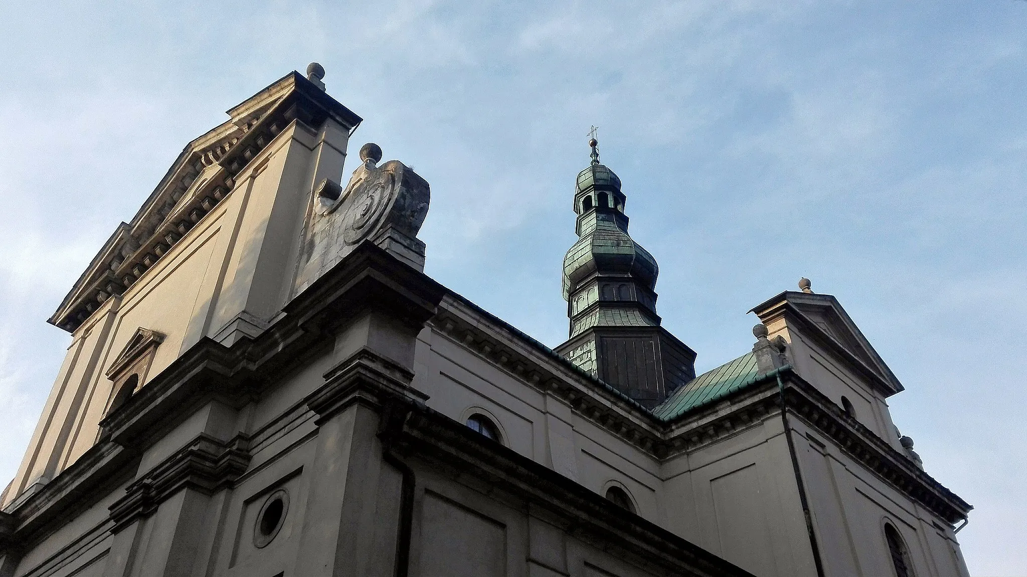 Photo showing: Widoczna główna fasada wraz wieżą kościelną.