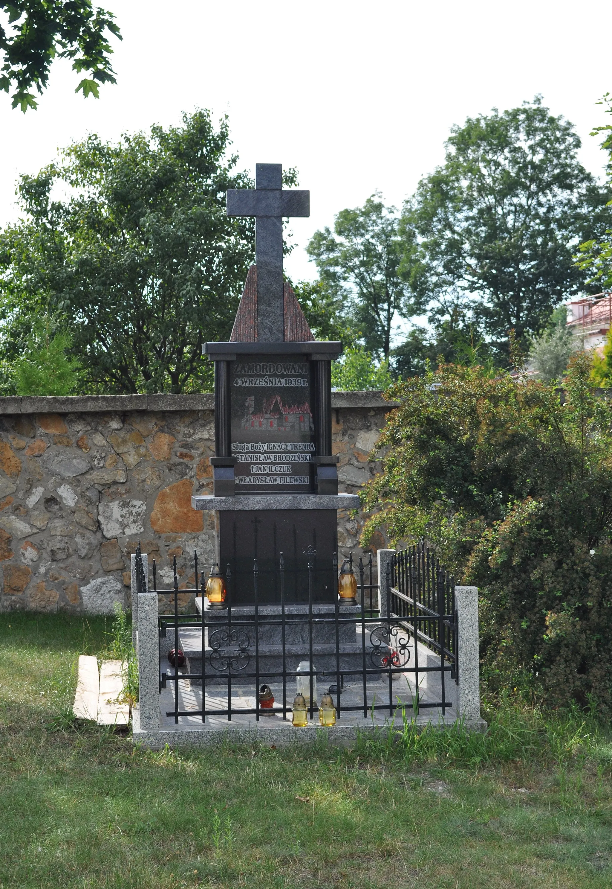 Photo showing: Mogiła zbiorowa wojenna Jana Ilczuka, Ignacego Trendy, Władysława Filewskiego i Stanisława Brodzińskiego, poległych 4 września 1939 roku na terenie kościoła