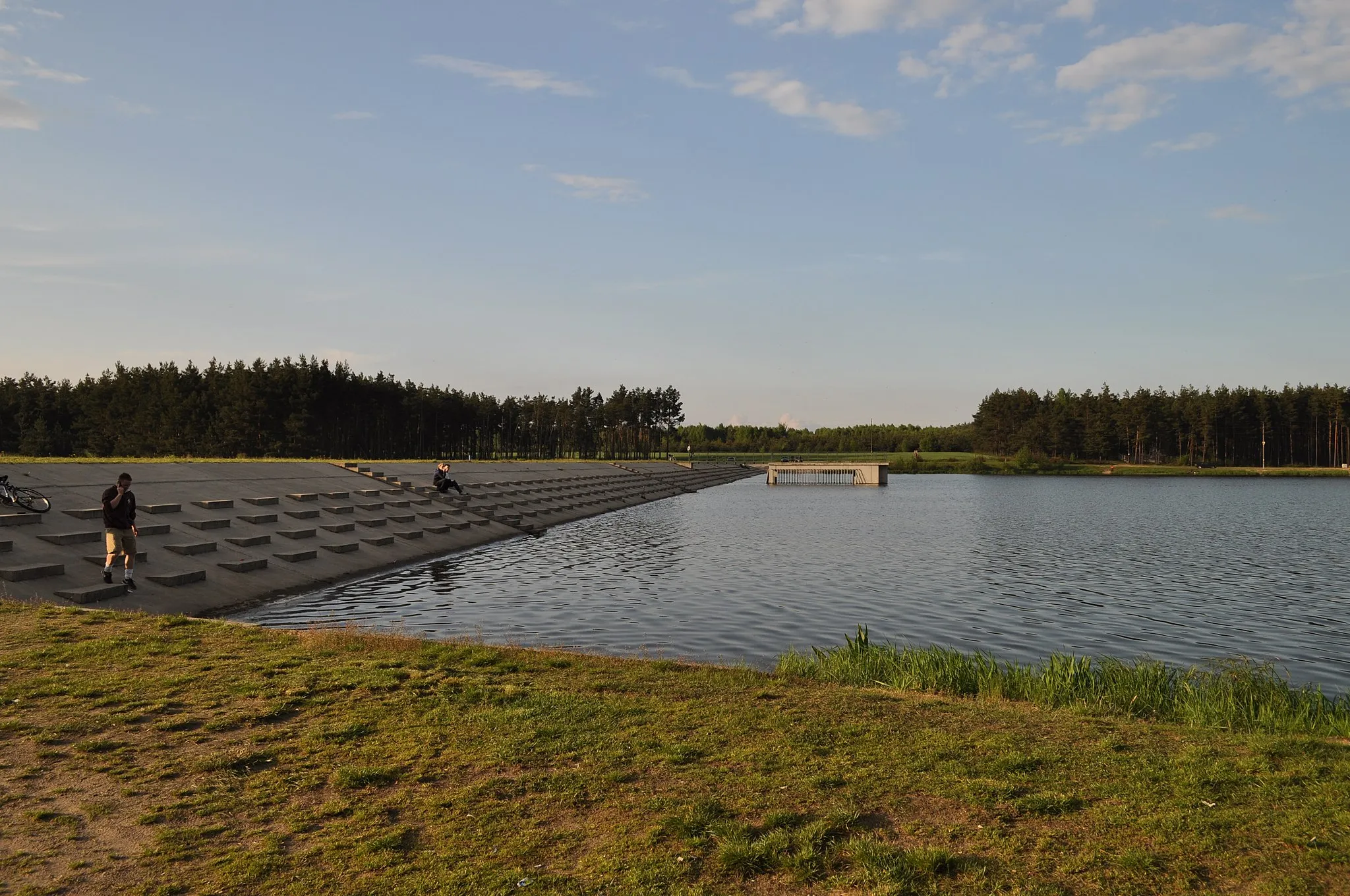 Photo showing: Tama zalewu w Ostrowach nad Okszą