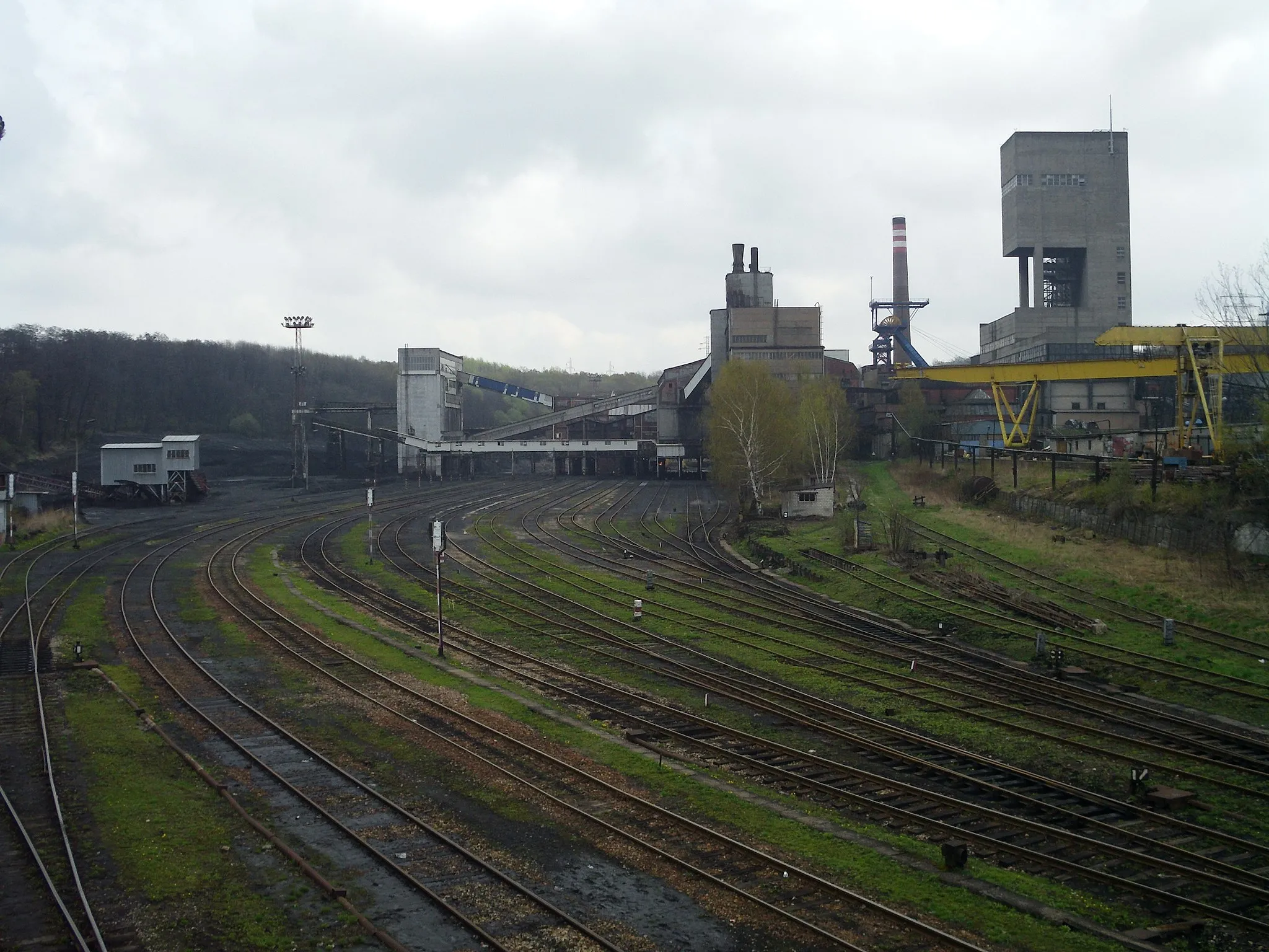 Photo showing: Business tracks of Anna Coal Mine in Pszów, Poland, shortly after closing the mine that ended regular traffic.