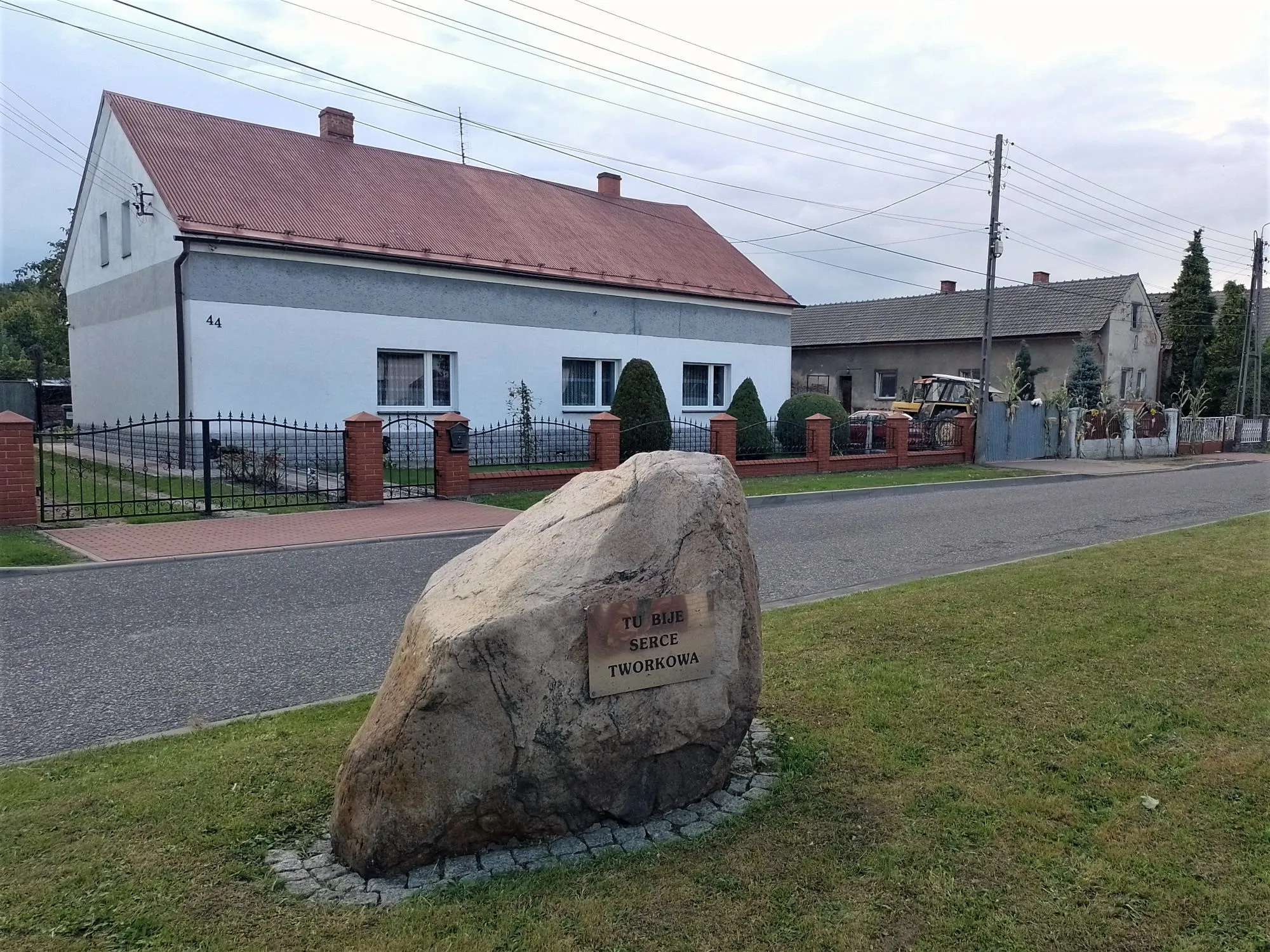 Photo showing: "Here beats the heart of Tworków" – a boulder on the village green in Tworków, Upper Silesia, Poland