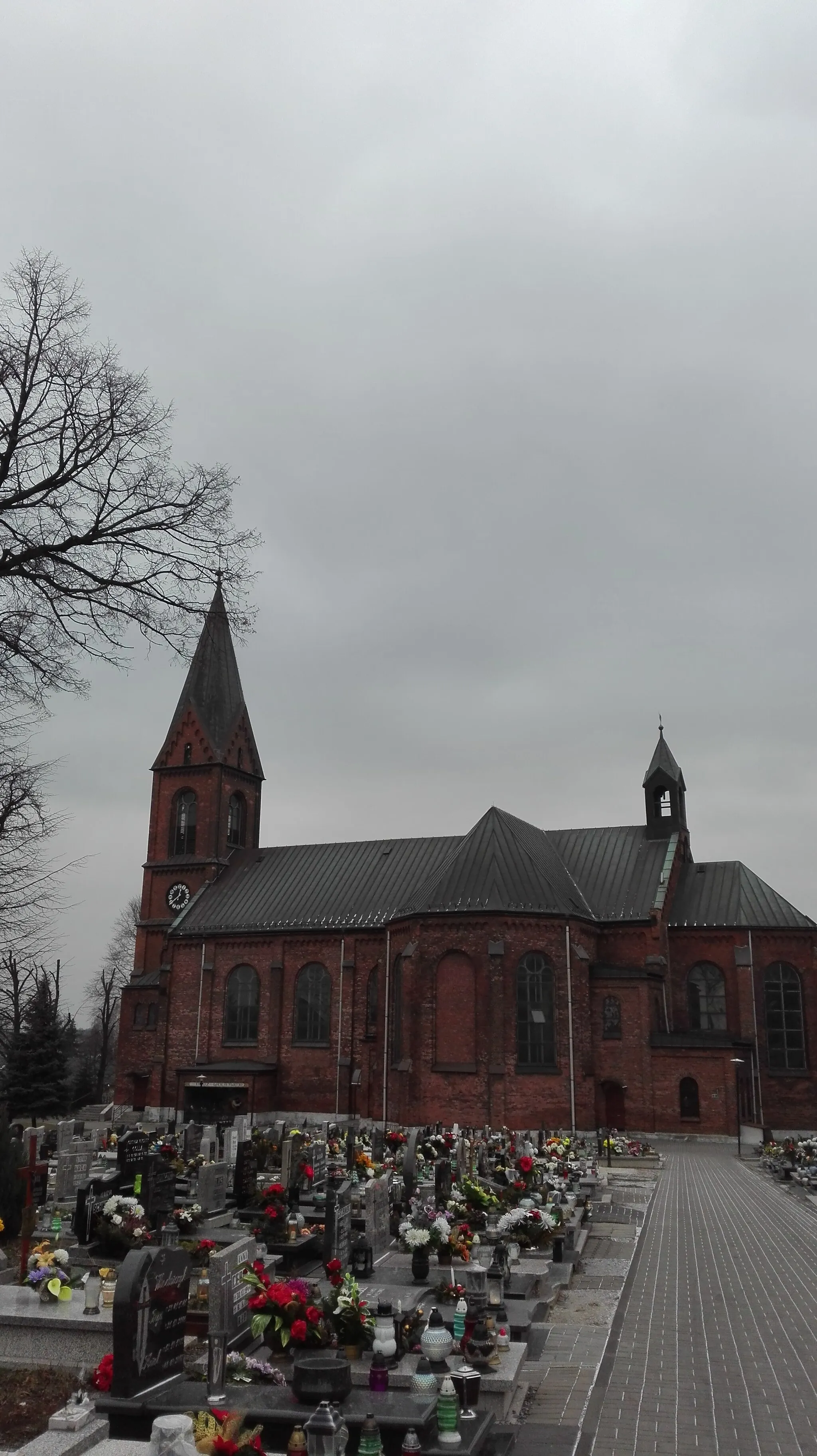 Photo showing: Kościół Trójcy Świętej
w Wieszowie-widok od cmentarza