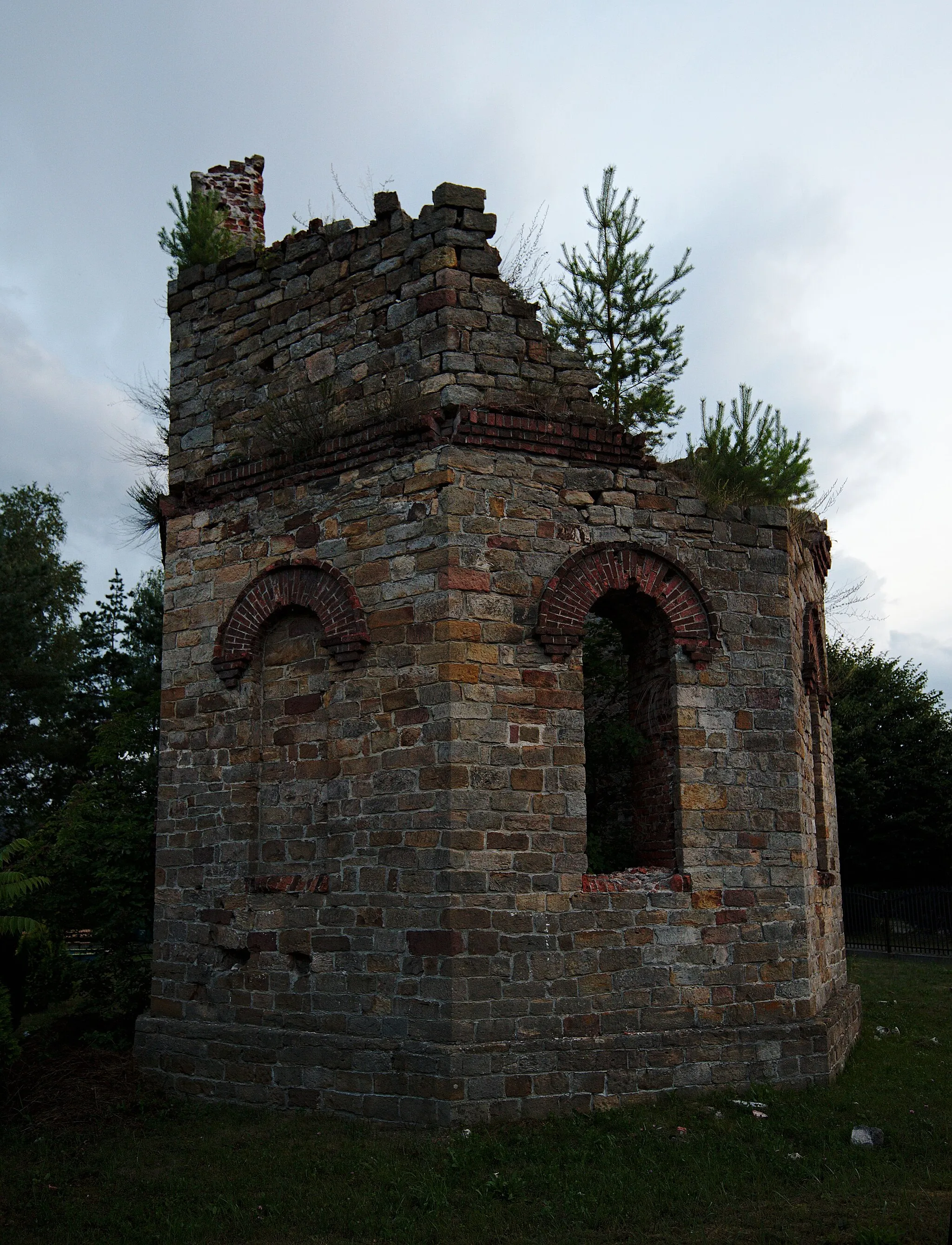 Photo showing: Ruiny wieży ciśnień w Bliżynie, będącej częścią stalowni z XIX w.