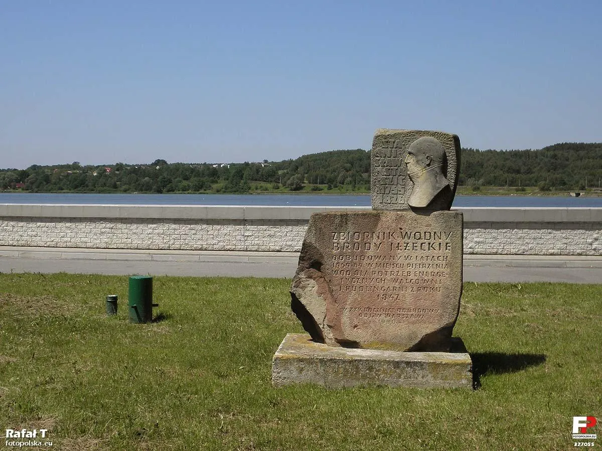 Photo showing: Głaz pamiątkowy przy zaporze na rzece Kamiennej.