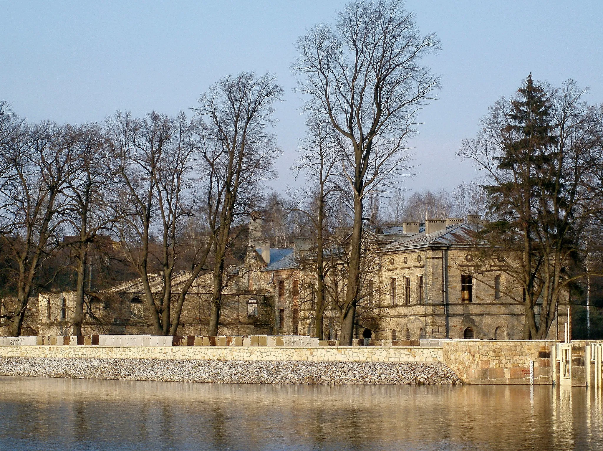 Photo showing: Zespół fabryczny:
Dom zarządu, tzw. pałac Schenberga
5 budynków fabrycznych
Urządzenia hydrotechniczne z tamą i przepustami
Wąchock, Wąchock