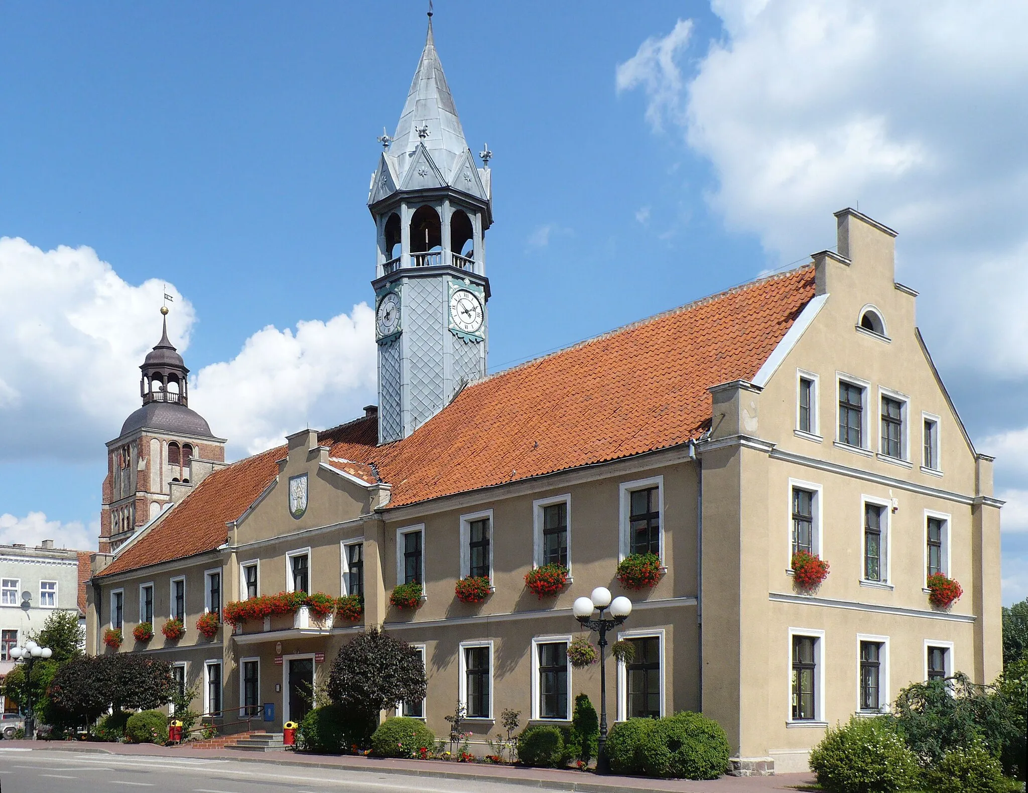 Photo showing: Nineteenth century neo-Gothic town hall of Barczewo. In the background the tower of St. Anne of the late eighteenth and early nineteenth century.
