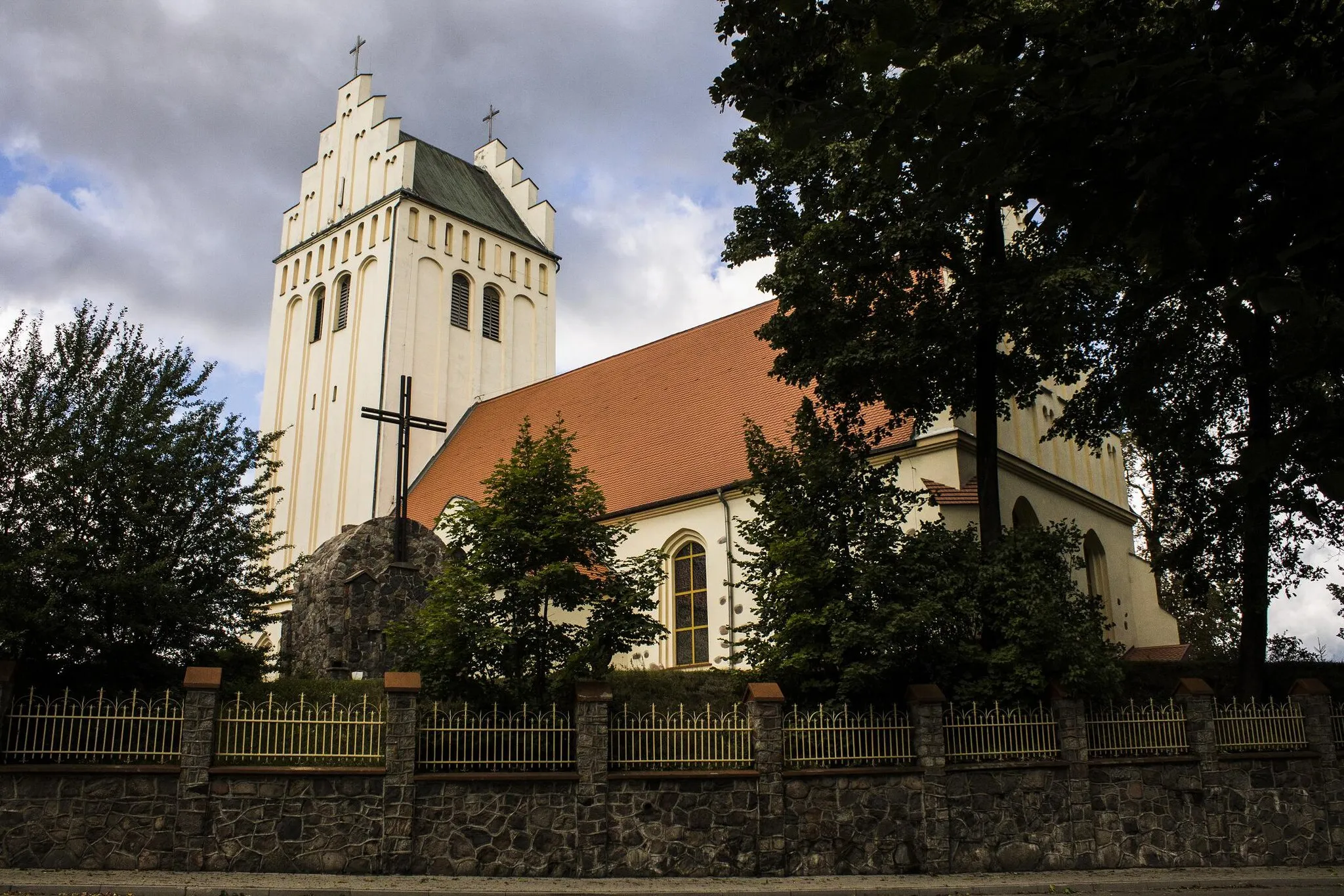 Photo showing: Gołdap, dawny kościół ewangelicki, ob. rzym.-kat. par. p.w. NMP Matki Kościoła (dec. ruina), 1580, 1623-1627, XIX po 1984
