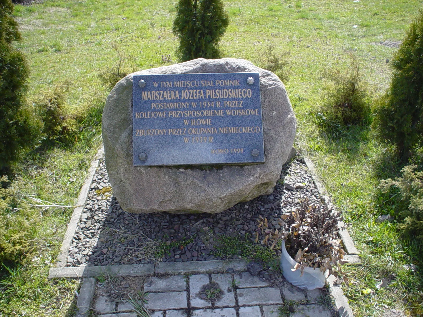 Photo showing: Tablica pamiątkowa - tu stał kiedyś pomnik Marszałka Józefa Piłsudskiego. Iłowo-Osada, powiat działdowski, woj. warmińsko-mazurskie