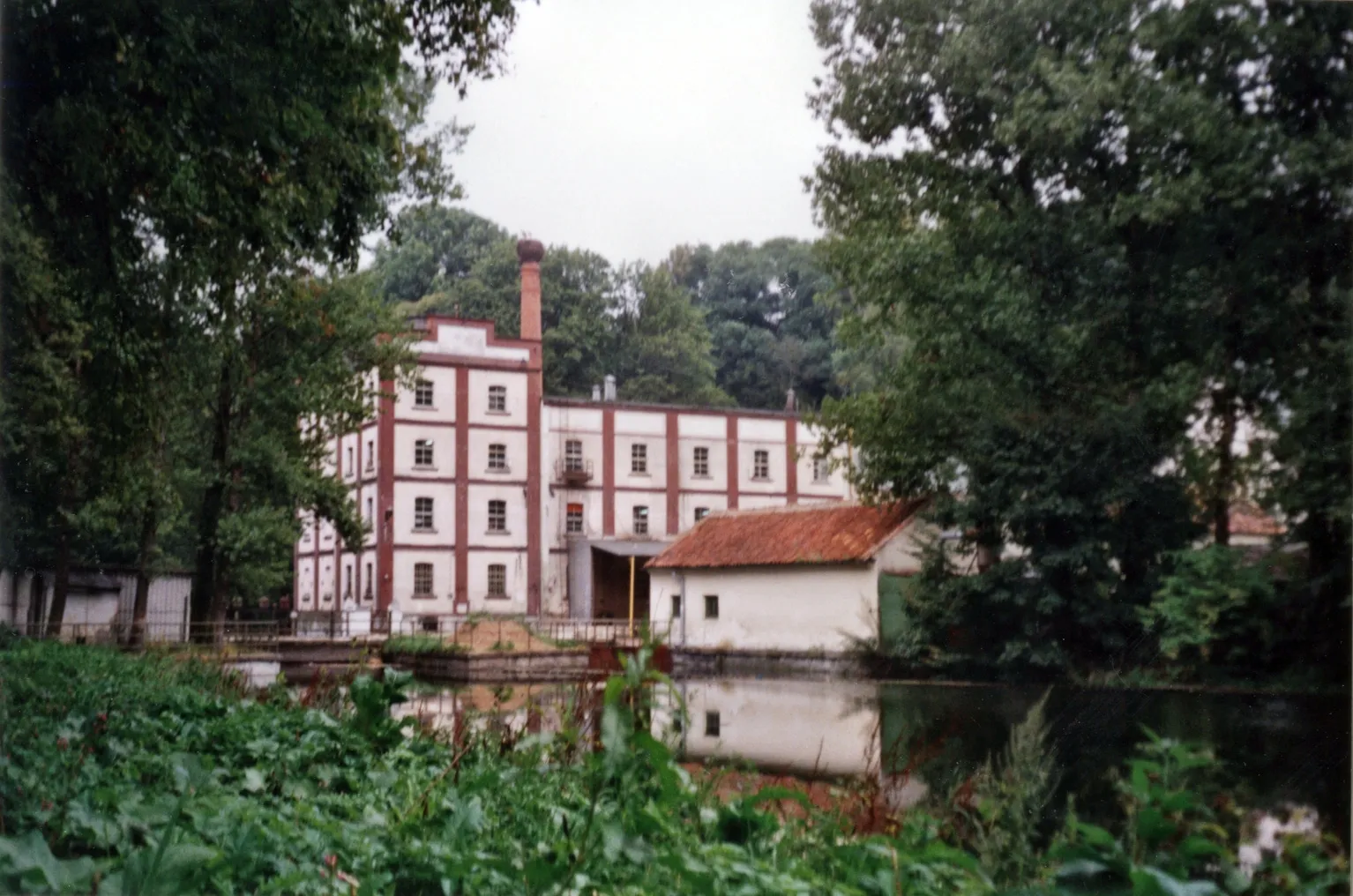 Photo showing: Die Koy-Mühle mit Stausee in Miłakowo. Scan eines Papierfotos.