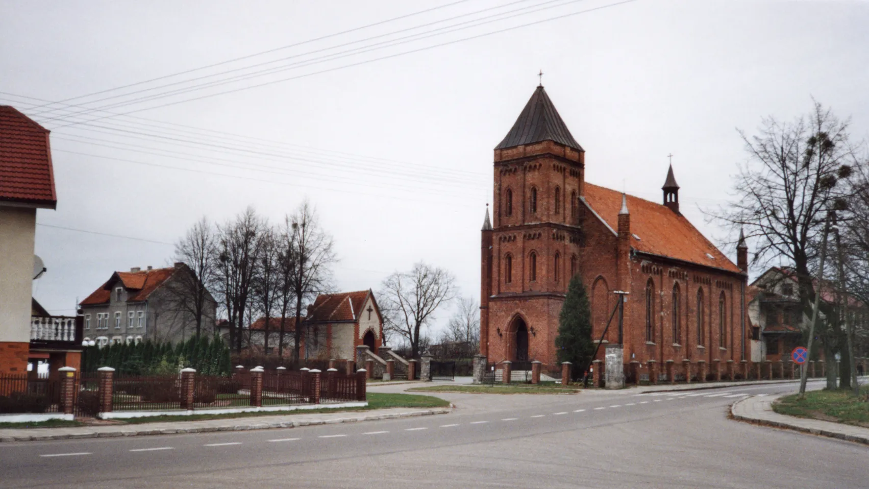 Photo showing: Miłakowo, ul. Mikołaja Kopernika 3 - kościół parafialny pw. Podwyższenia Krzyża Świętego, 2 poł. XIX w. (zabytek nr A-1923 i A-3128 z 10.03.1987)