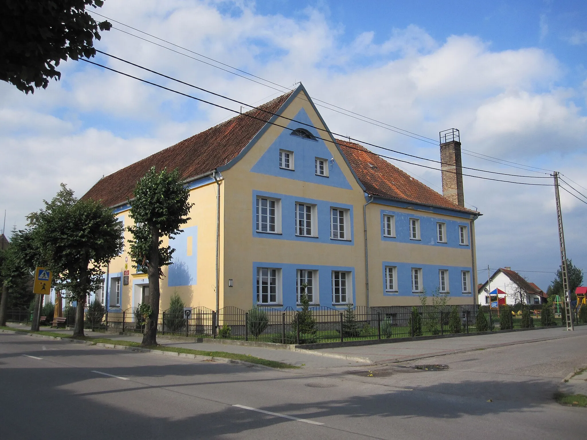 Photo showing: Świętajno - primary school building on 25 Mickiewicza street