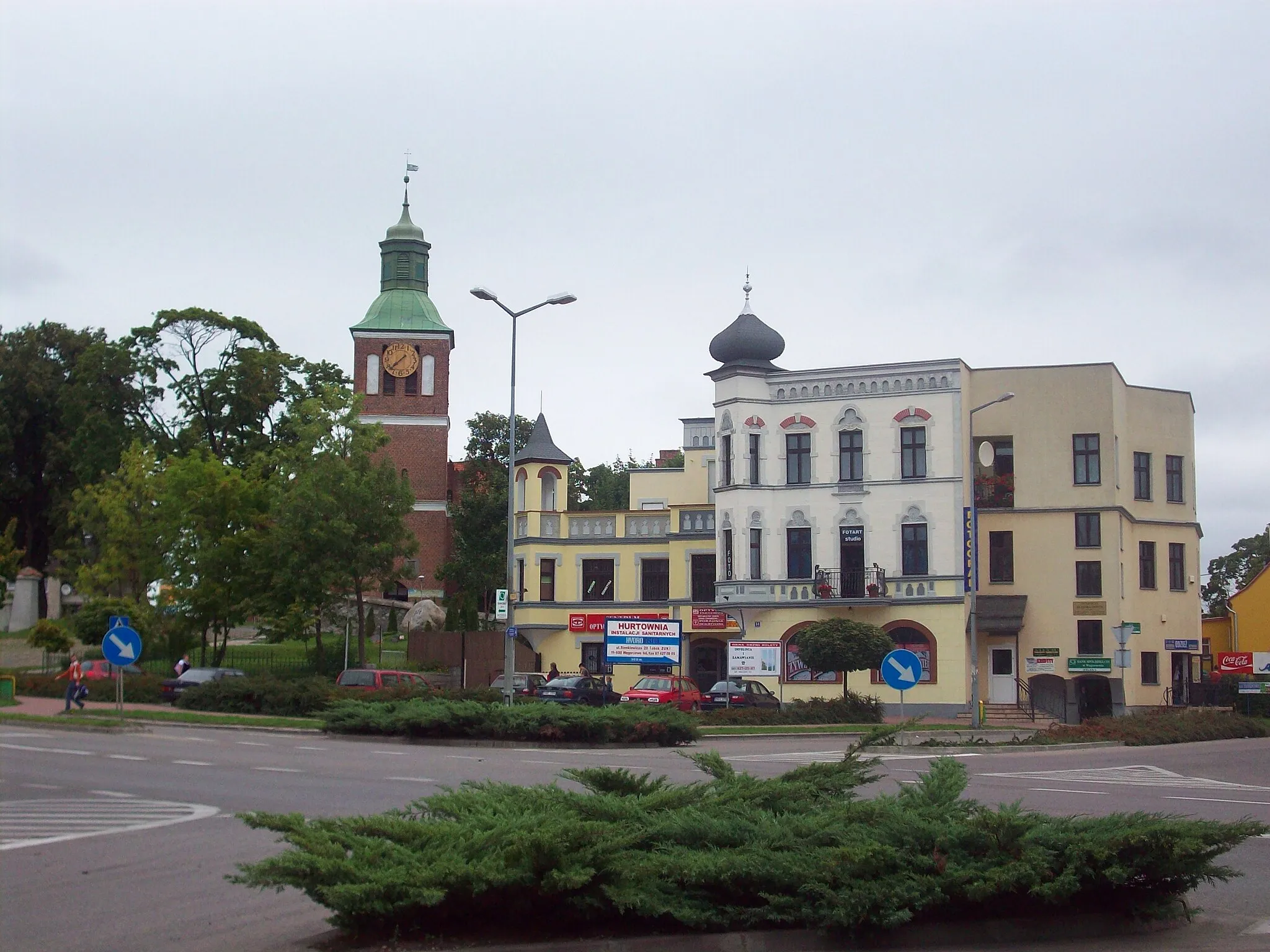 Photo showing: Węgorzewo, ul. Zamkowa 14 (róg ul. Sienkiewicza) - budynek wielofunkcyjny