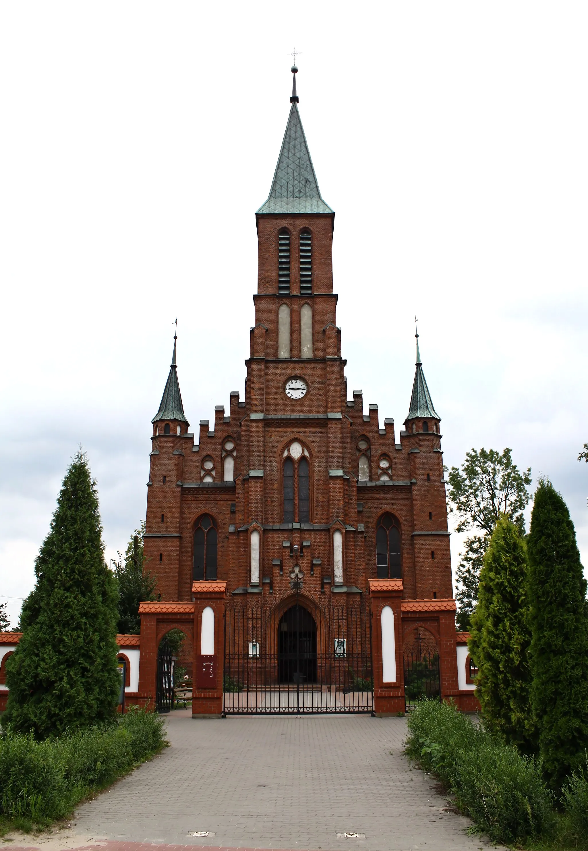 Photo showing: Dębe Wielkie, ul. Warszawska 75 - kościół parafialny p.w. śś. Piotra i Pawła, 1906 (zabytek nr A-306 z 29.12.1983)