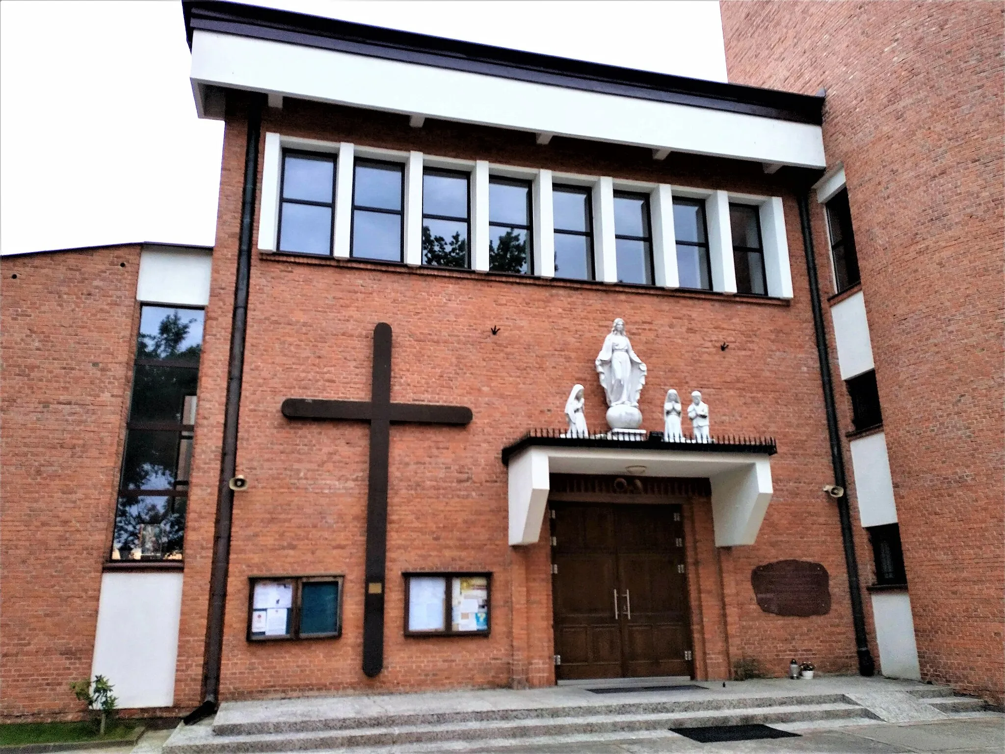 Photo showing: Kościół Matki Łaski Bożej w Halinowie – rzymskokatolicki kościół parafialny należący do parafii pod tym samym wezwaniem (dekanat Sulejówek diecezji warszawsko-praskiej).