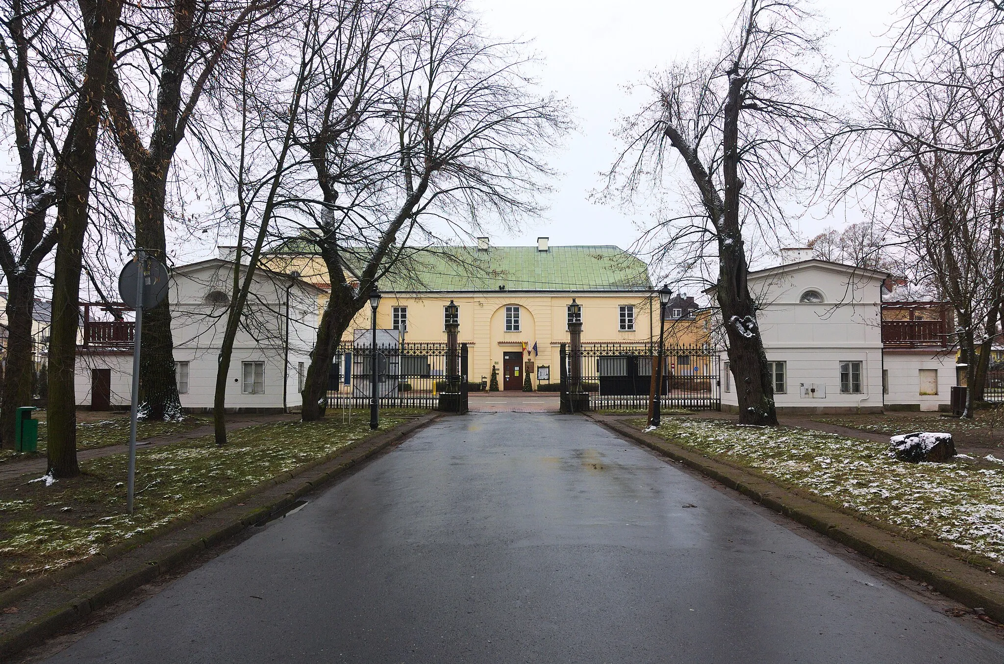 Photo showing: The entrance gate to the Palace in Jabłonna