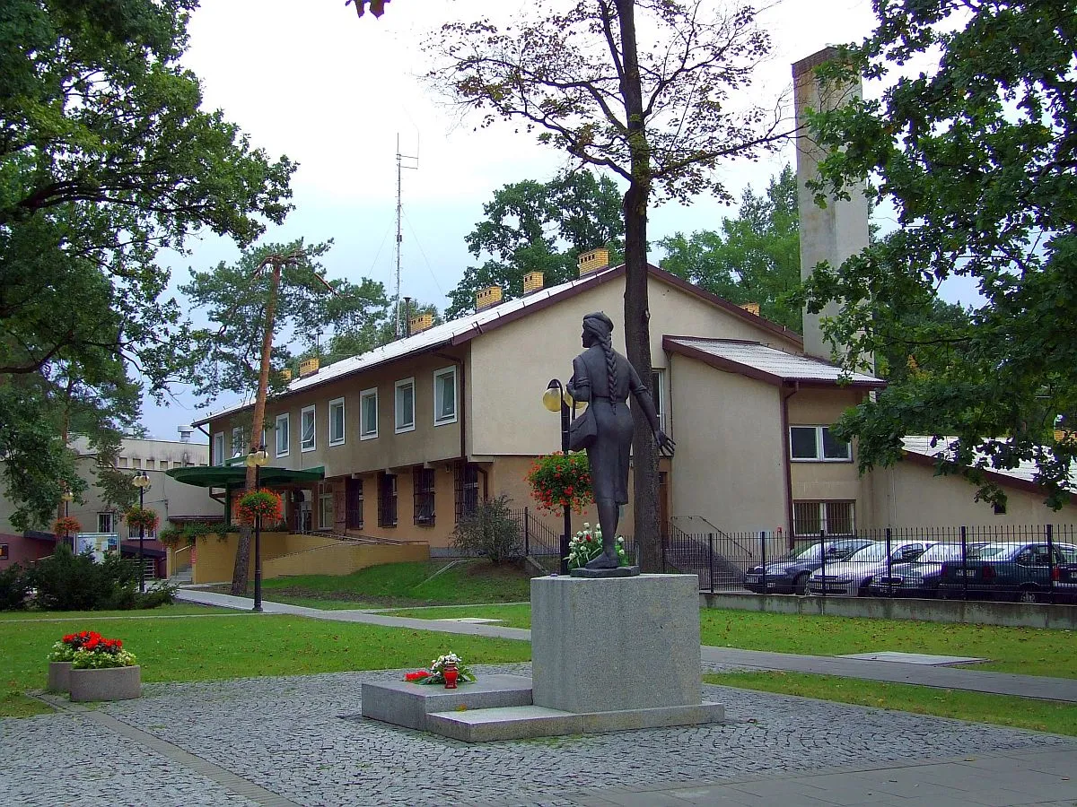 Photo showing: Town Hall in Józefów, Otwock County, Poland, along with Female Couriers of Home Army monument.