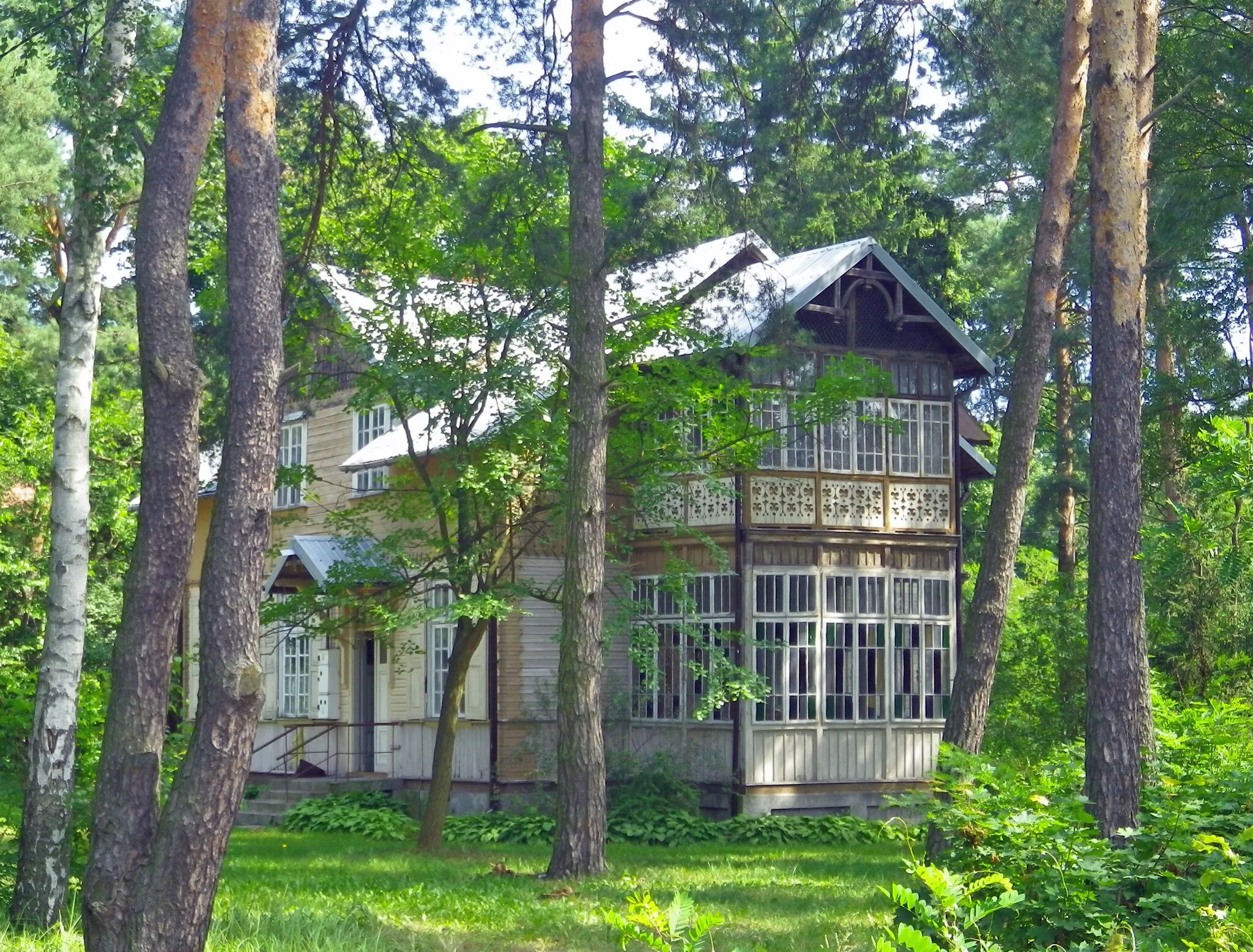 Photo showing: House in so called świdermajer style in Józefów (Poland, Lower Masovian Voivodeship), corner of Ejsmond St and Wyszyński St, year 2012