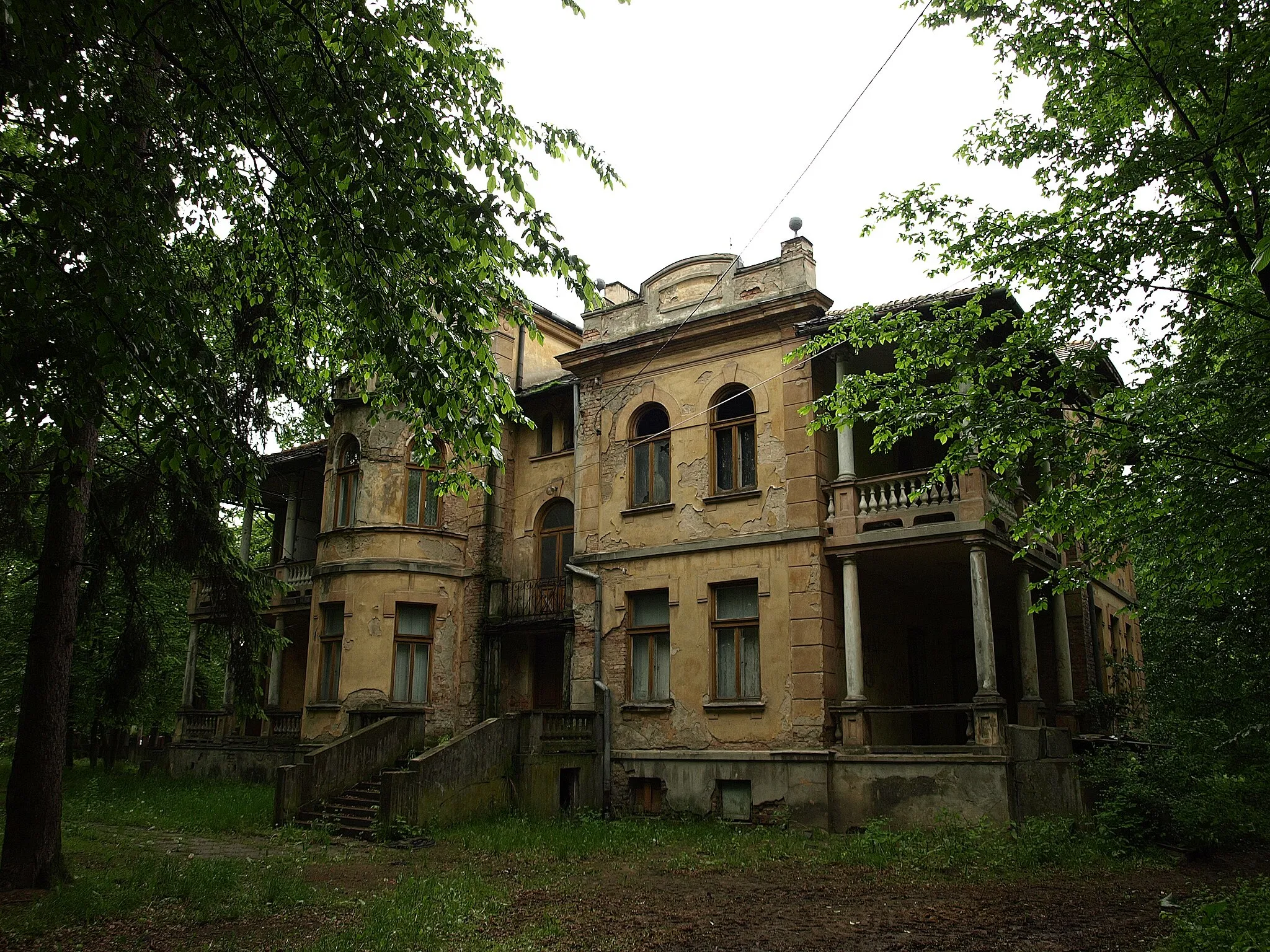 Photo showing: Opuszczony pałacyk