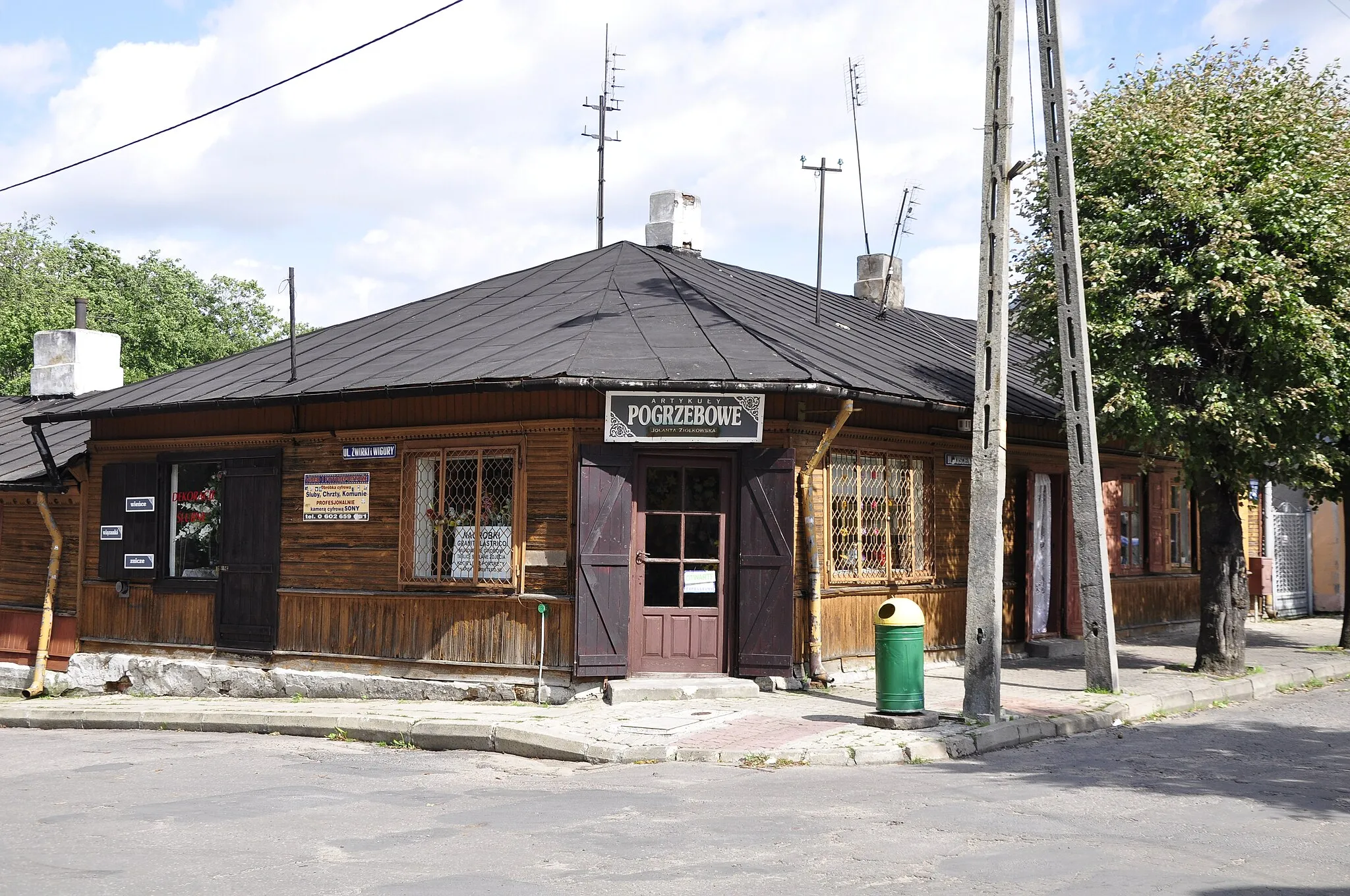 Photo showing: Beerdigungszubehoer, Nasielsk, bei Kirche, Polen