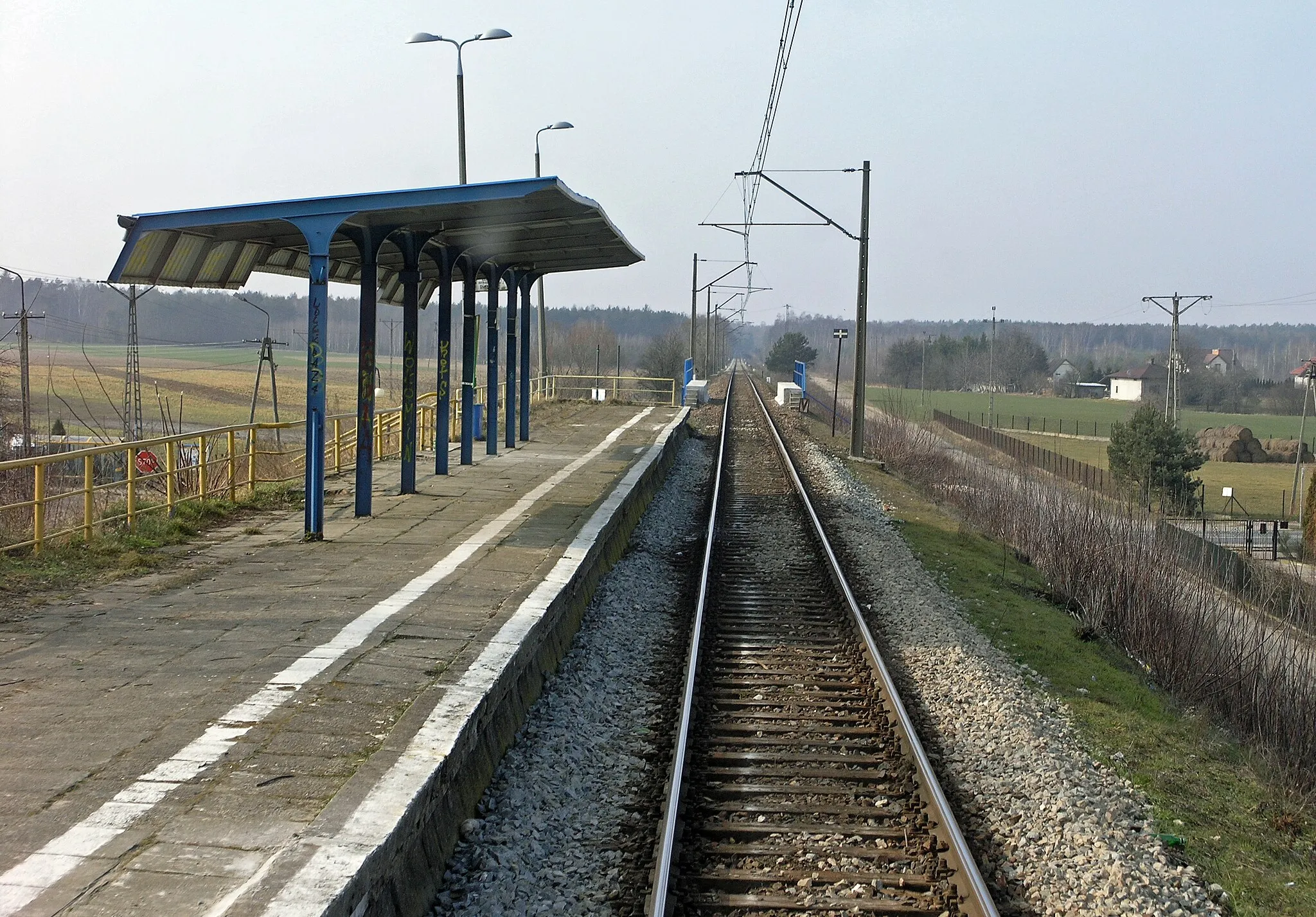 Photo showing: Train stop in Nieporęt (Masovia Voivodeship, Poland), view towards west.