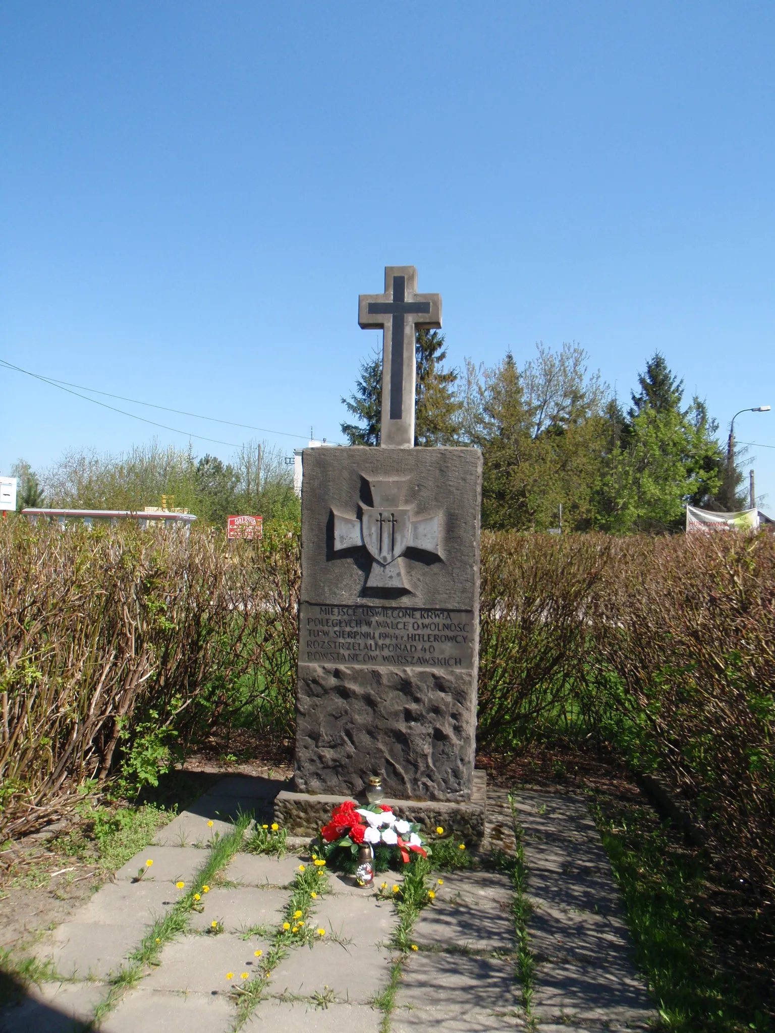 Photo showing: Monument in Piaseczno commemorating more than 40 Polish soldiers of Warsaw Uprising killed by Germans