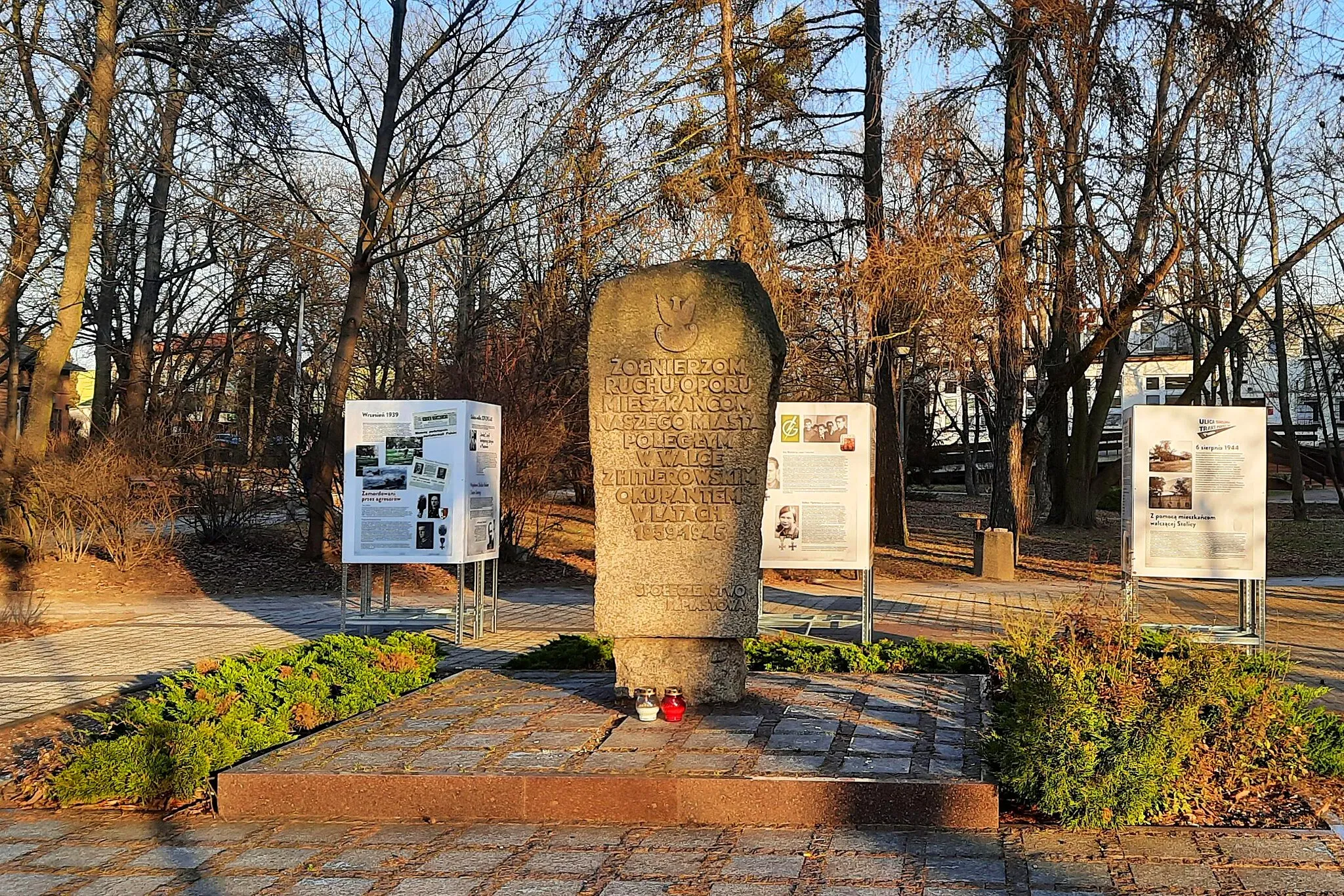 Photo showing: Pomnik dla uczczenia żołnierzy ruchu oporu z terenu Piastowa walczących z okupantem w latach 1939 - 1945